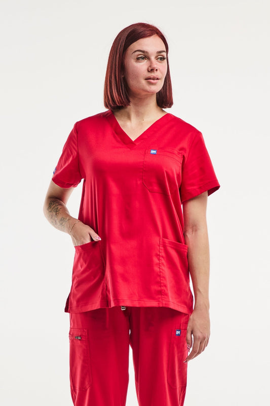 Tunique médicale femme rouge avec col en V et pantalon assorti pour professionnels de santé