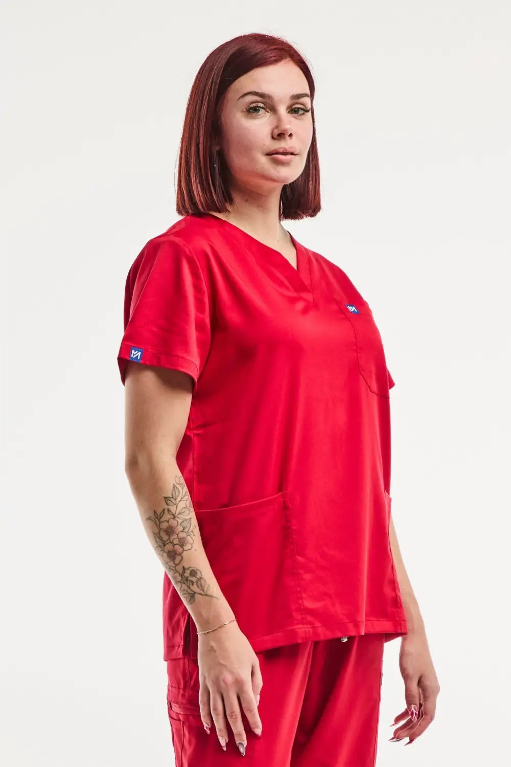 Image d’une femme portant la tunique médicale col rouge EMMA pour femme
