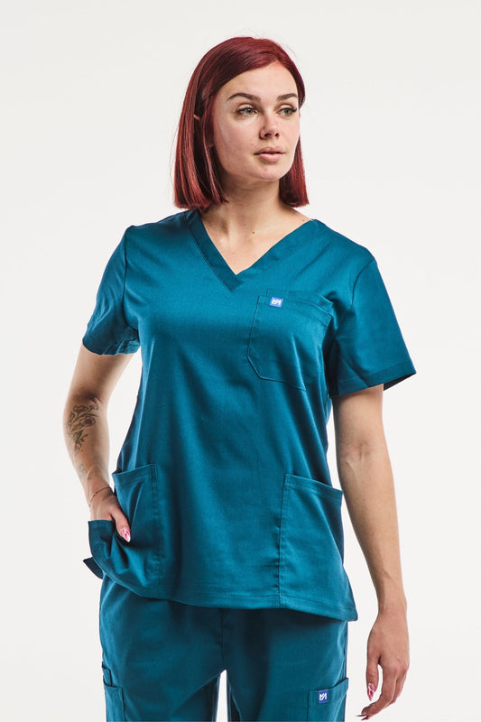 Femme portant EMMA tunique médicale col en turquoise avec poches et pantalon cargo