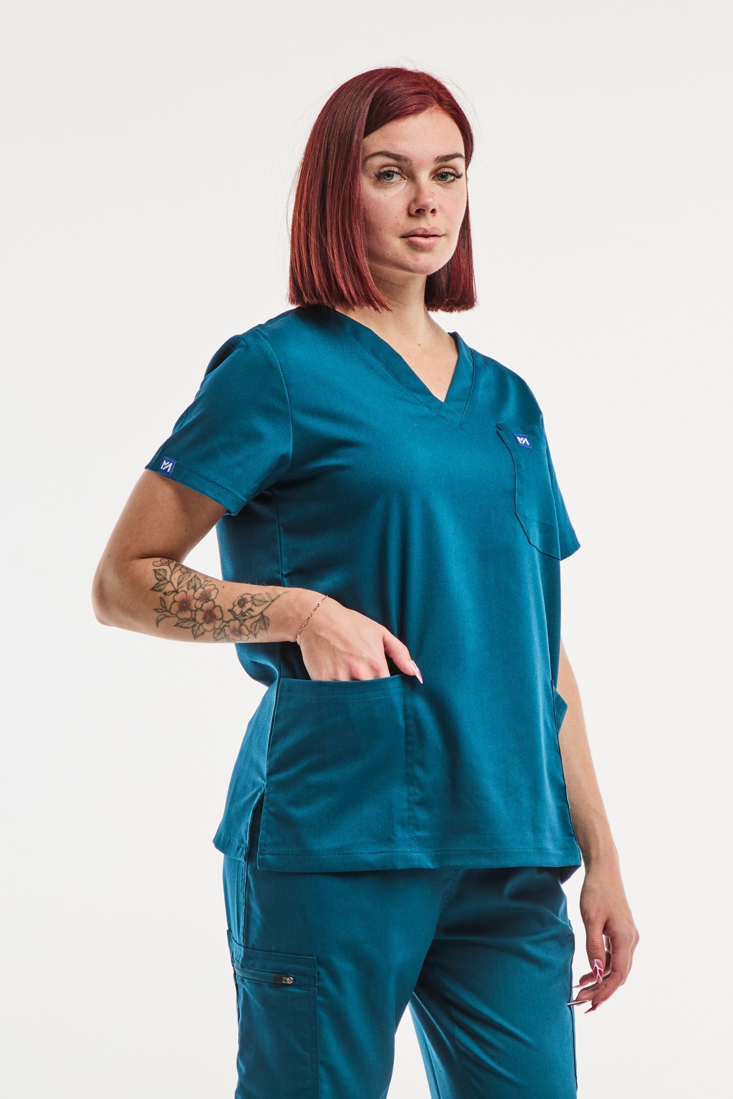 Tunique médicale femme EMMA turquoise avec col en V, poches multiples et manches courtes