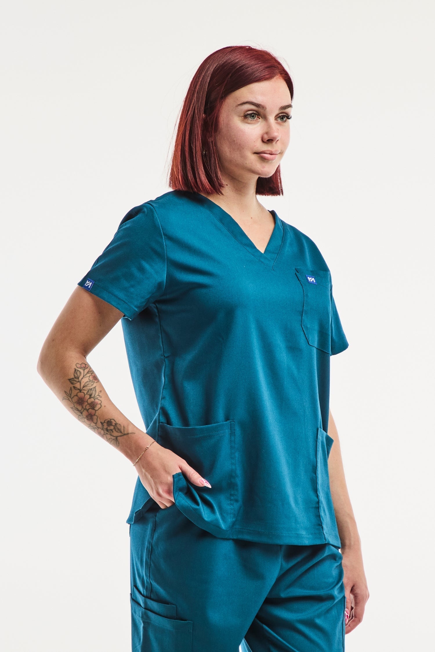 Tunique médicale femme EMMA avec col en V turquoise, manches courtes et poches