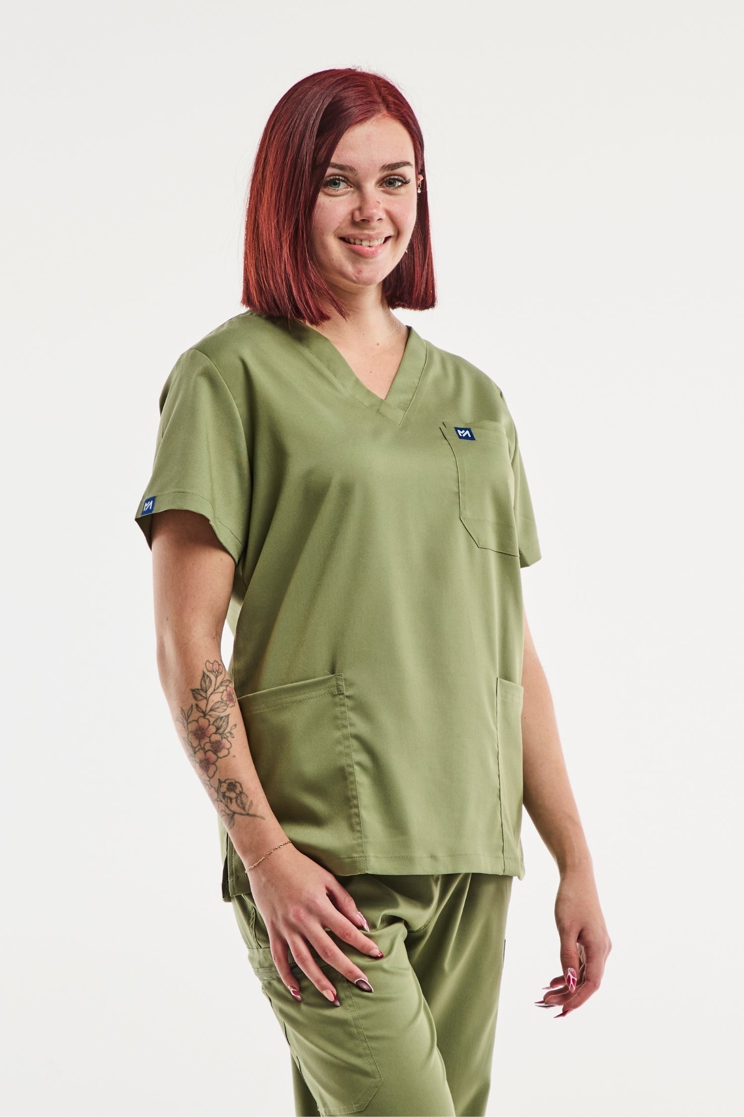 Tunique médicale col Femme en vert olive, modèle EMMA, idéale pour le secteur médical