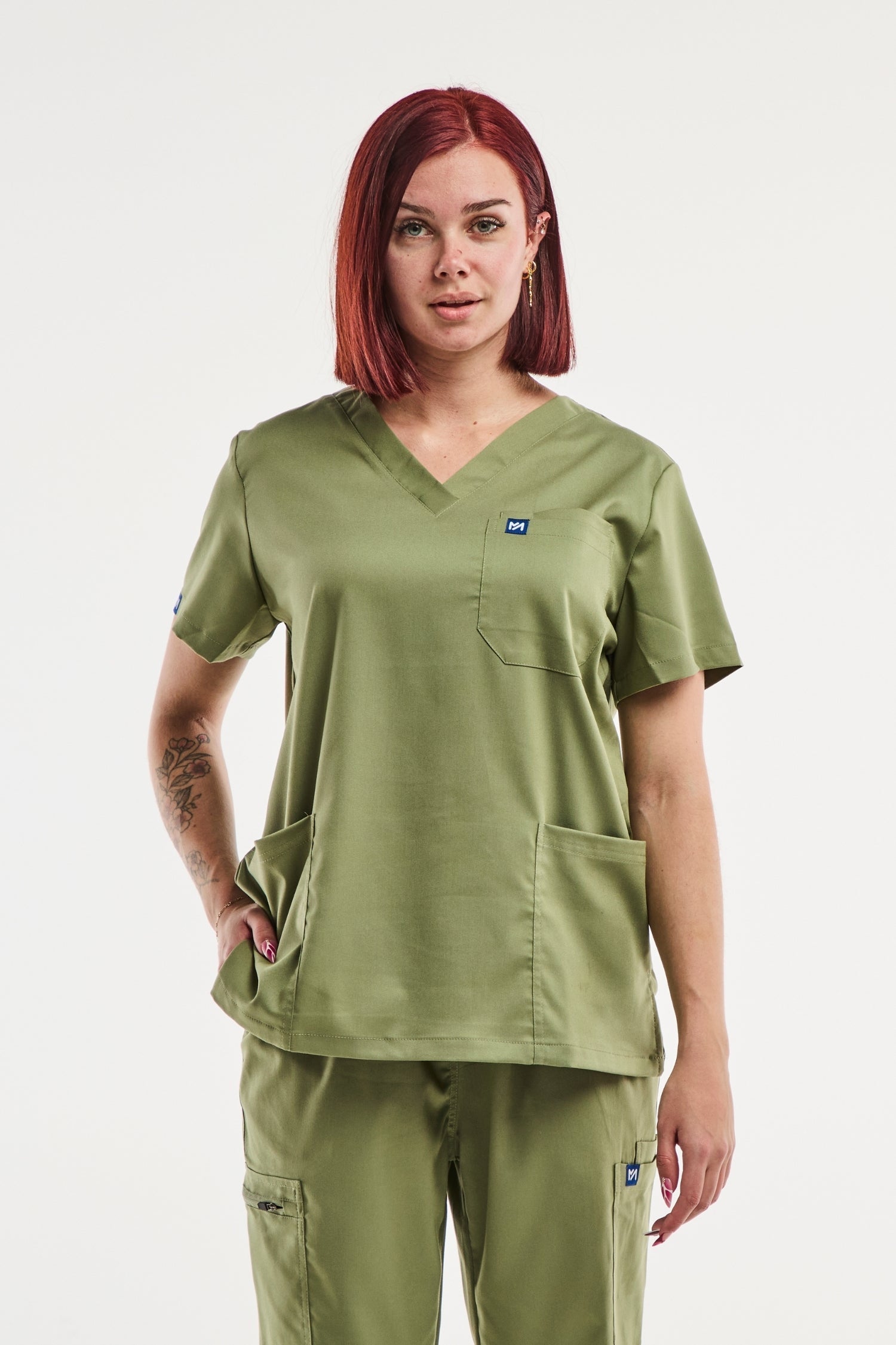 Tunique médicale col femme en vert olive, modèle EMMA disponible en Bleu Marine