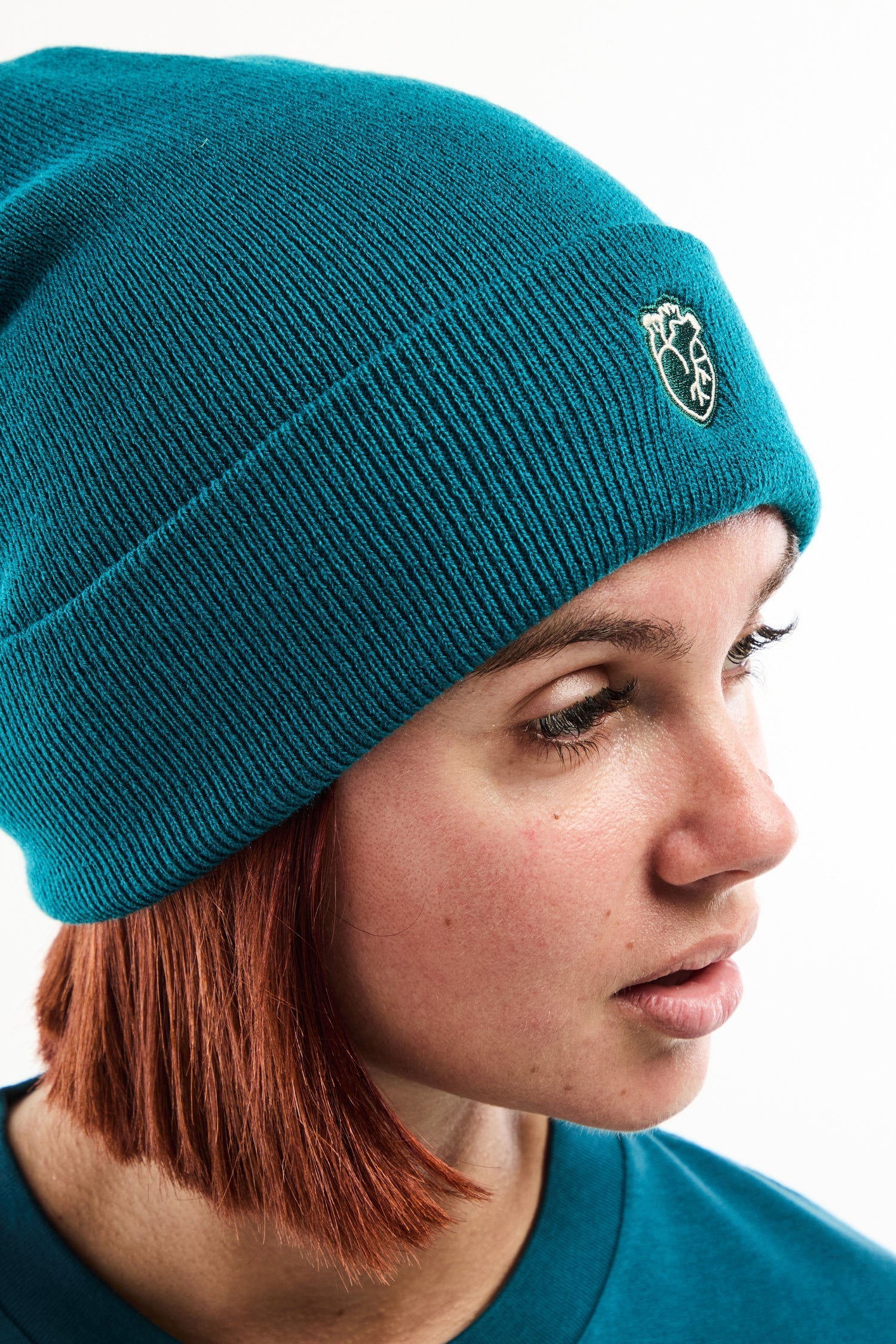 Bonnet cœur anatomique brodé édition limitée en teal avec logo