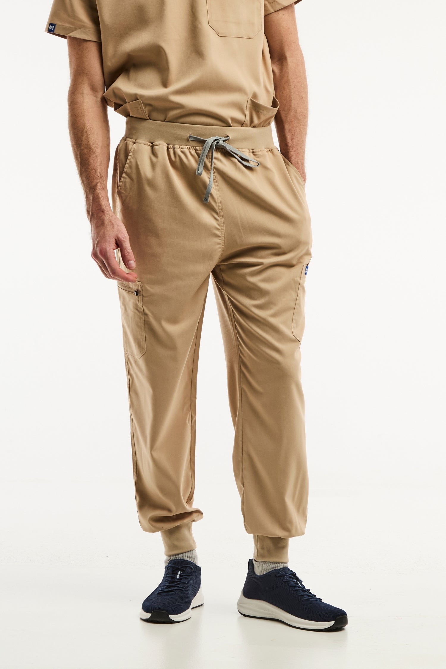 Pantalon médical jogger LUCA beige clair pour homme, idéal pour le milieu médical