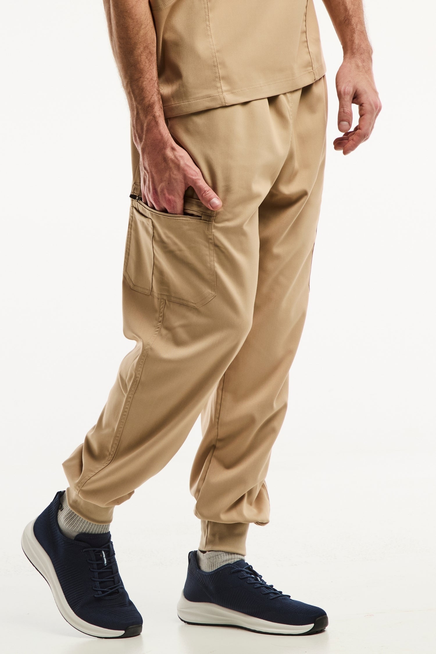 Pantalon médical jogger LUCA beige clair avec sneakers navy élégants