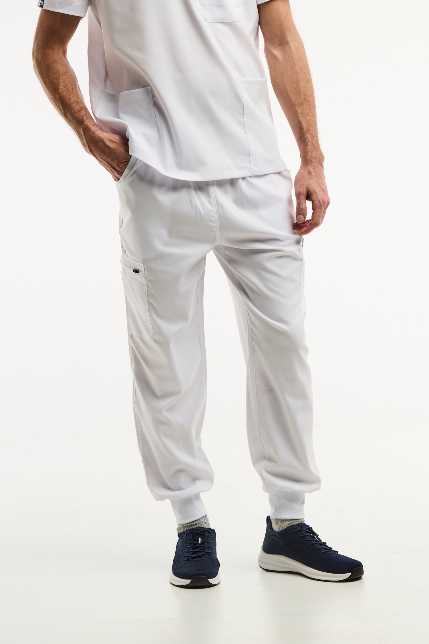 Pantalon médical jogger LUCA blanc pour homme, idéal pour le confort au travail