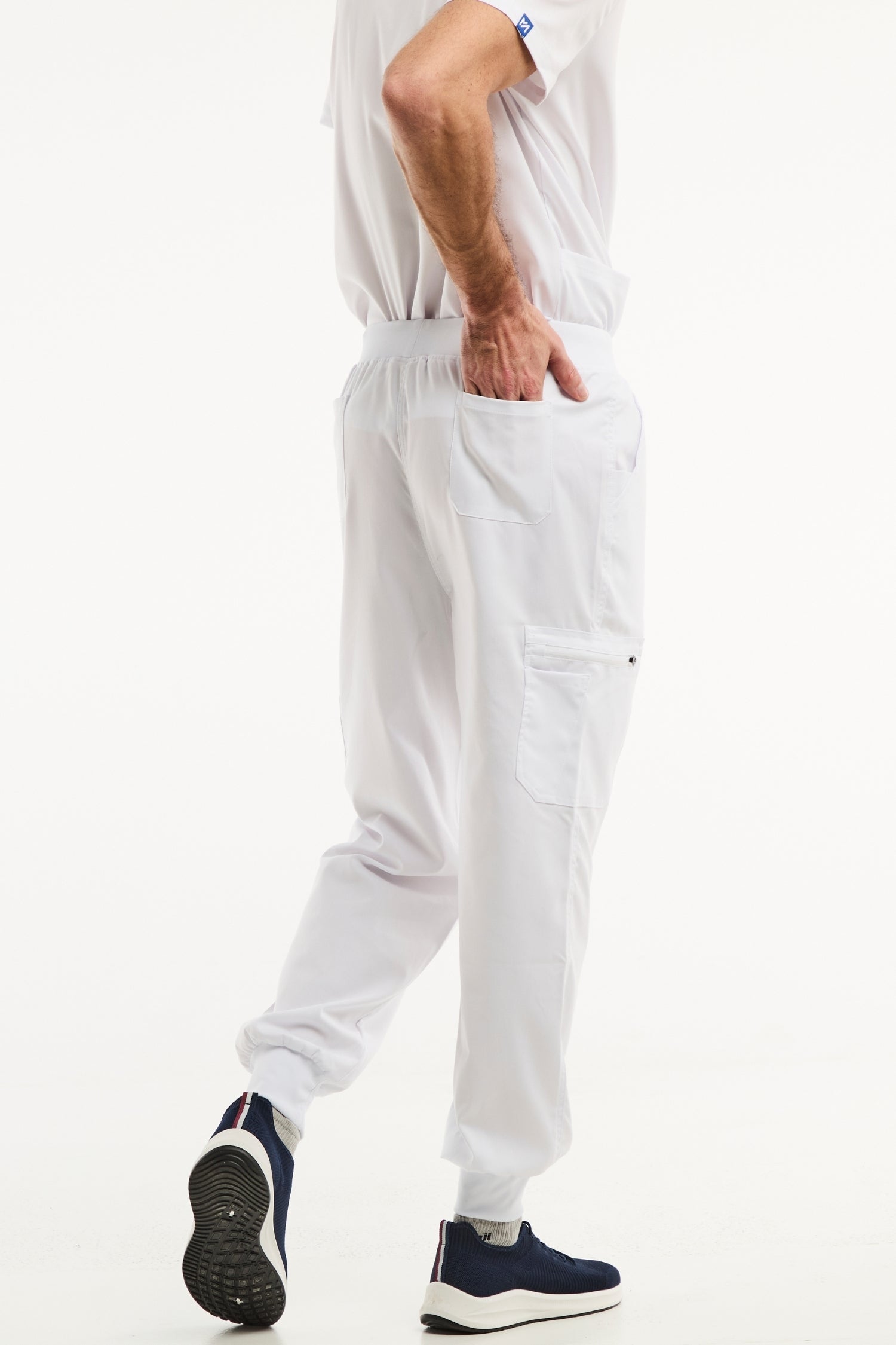 Pantalon médical jogger LUCA blanc pour hommes, idéal pour le travail en milieu médical