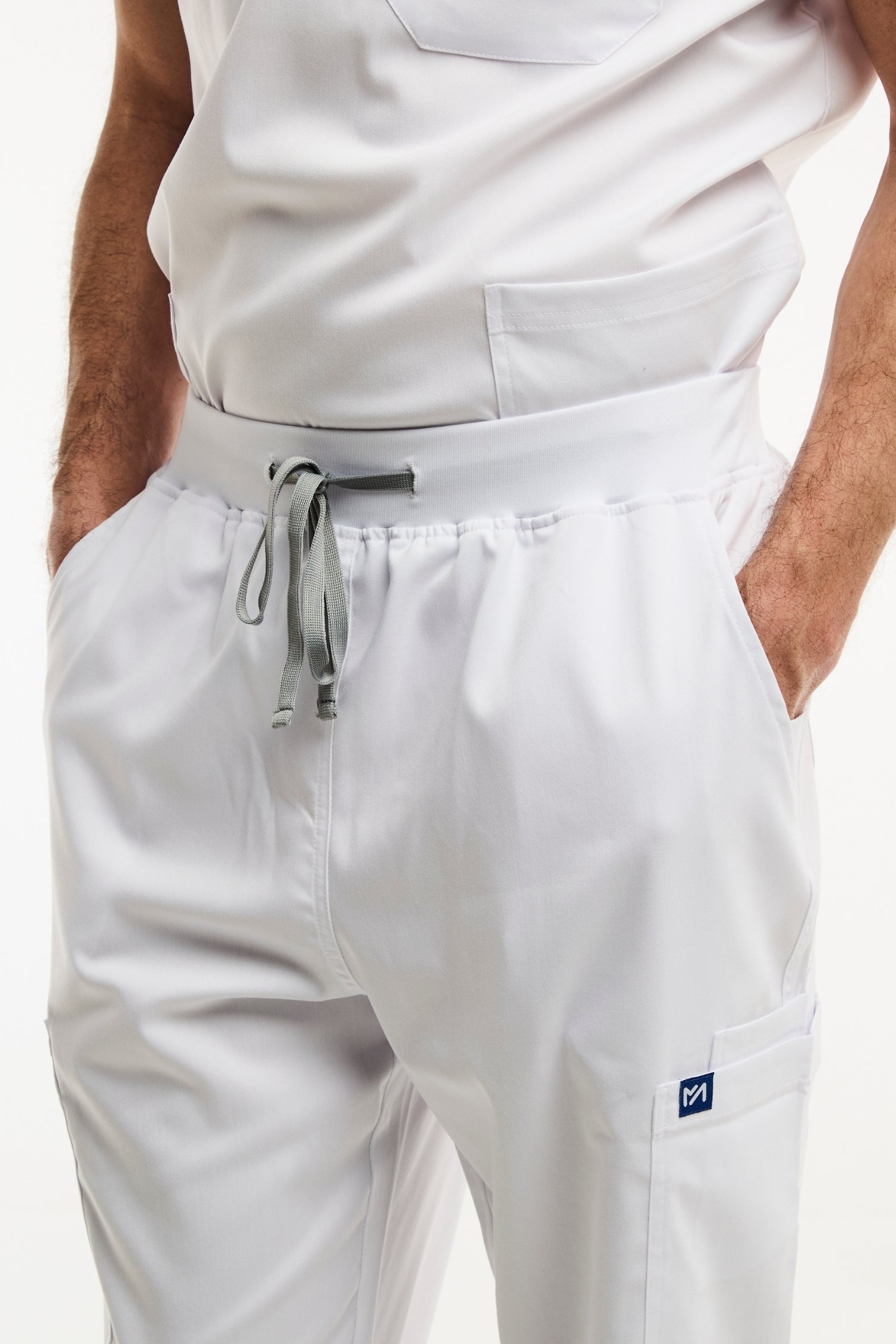 Pantalon médical jogger LUCA - Pantalon médical pour homme en blanc avec cordon de serrage