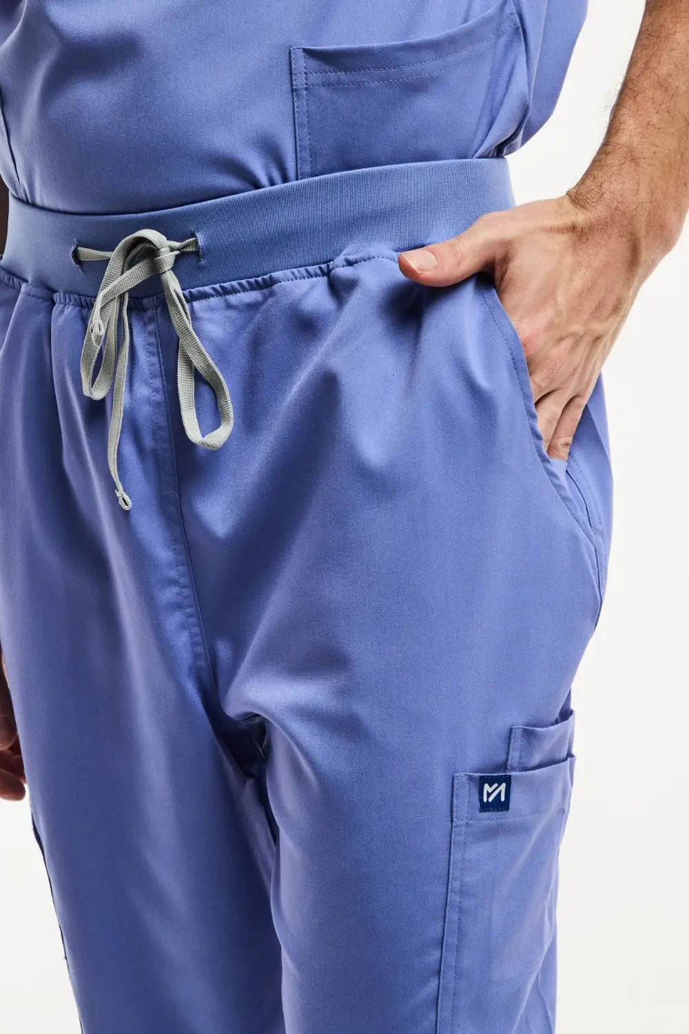 Pantalon médical jogger LUCA pour homme en bleu, confortable et tendance