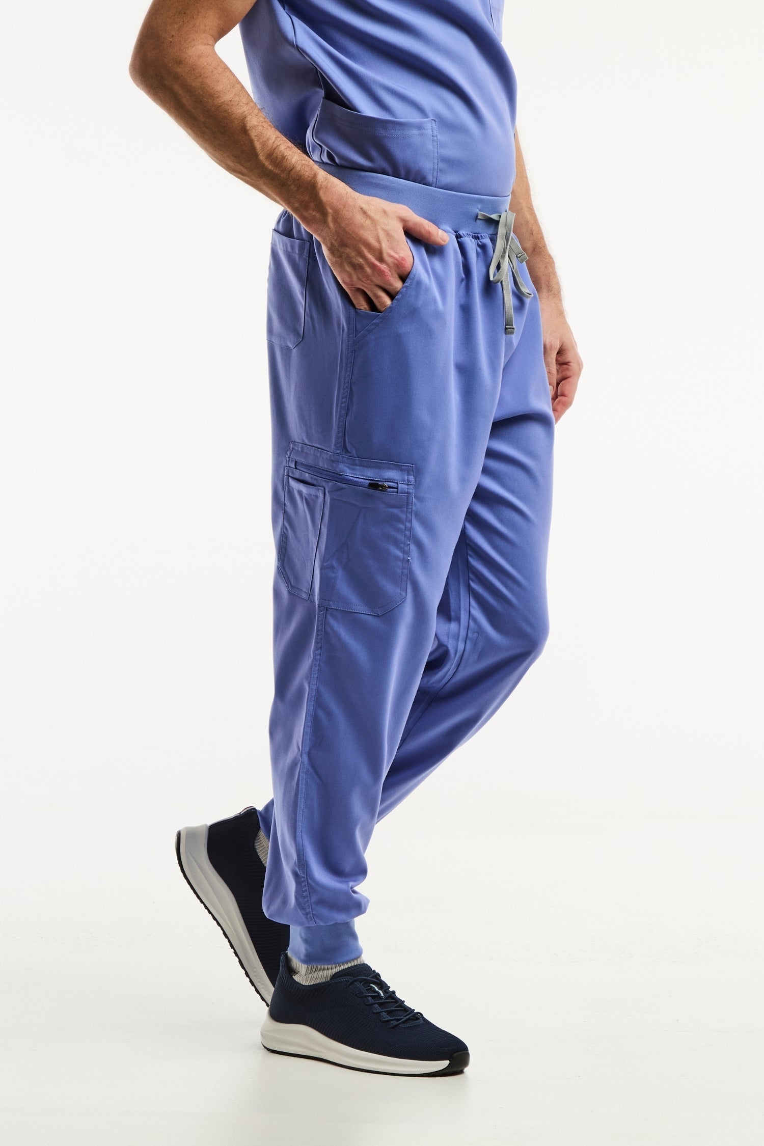 Pantalon médical jogger LUCA bleu pour homme, confortable et moderne