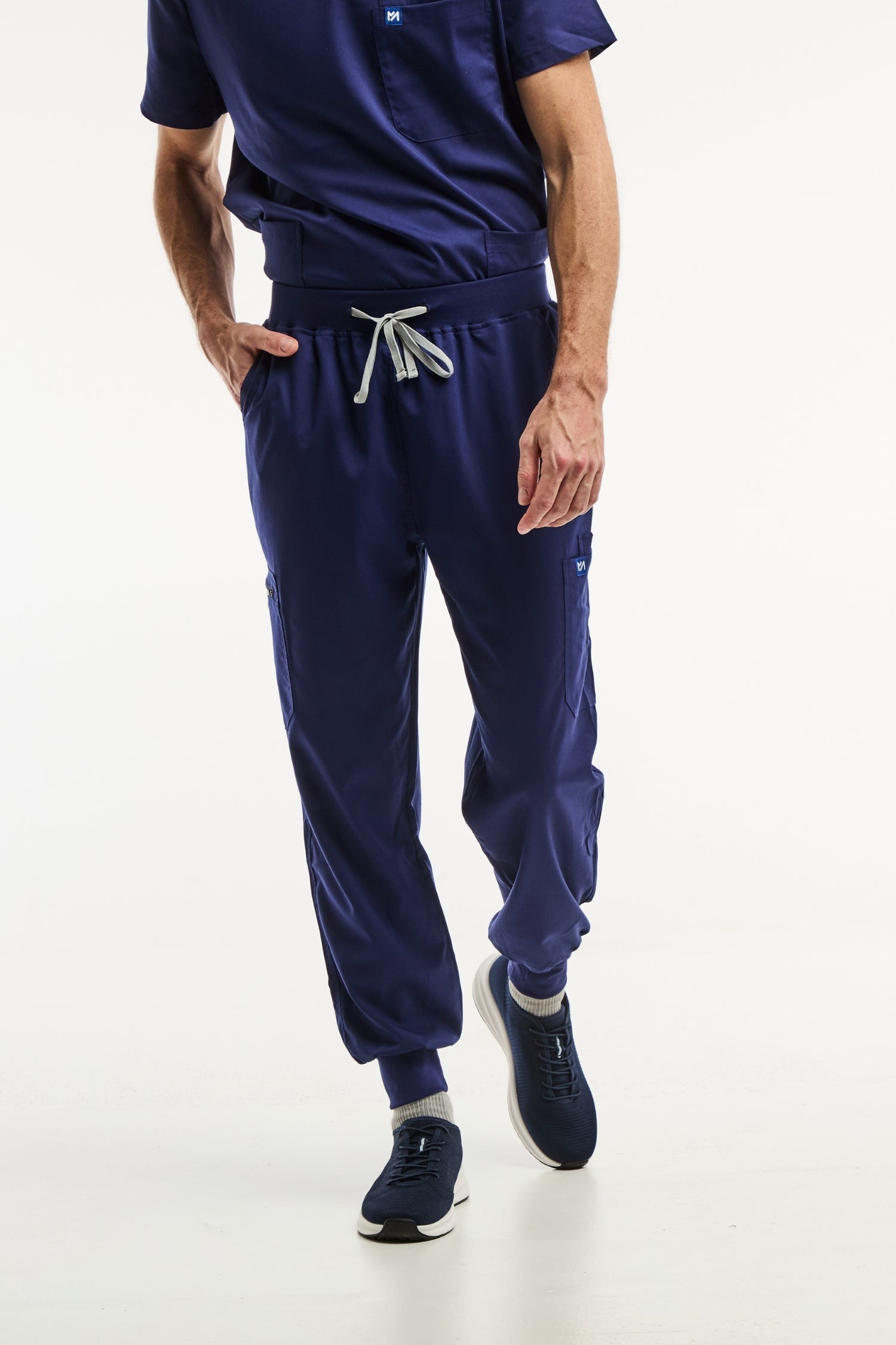 Pantalon médical jogger LUCA en bleu marine pour homme, confortable et tendance