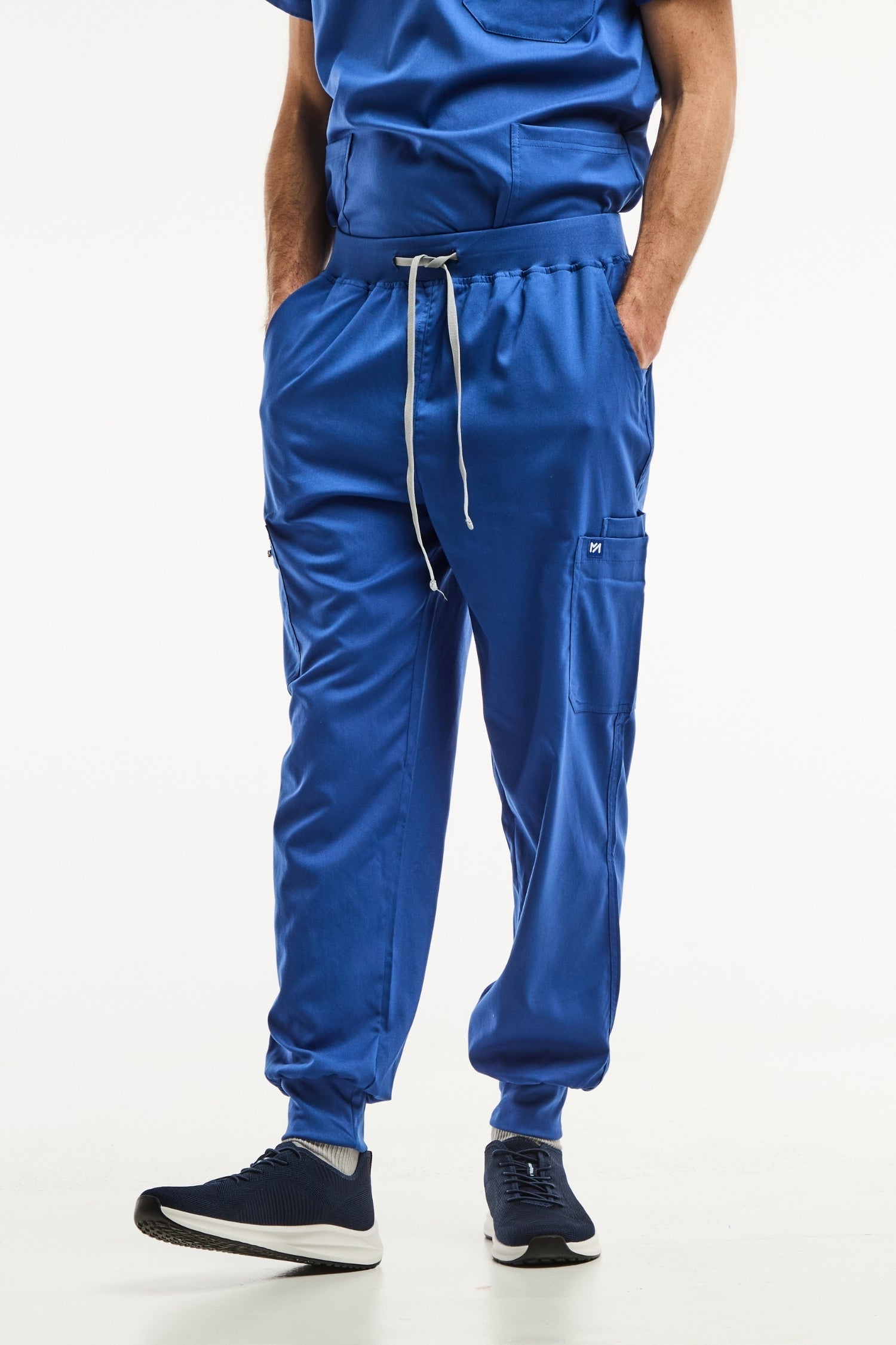 Pantalon médical jogger LUCA bleu roi pour homme, alliant confort et style professionnel