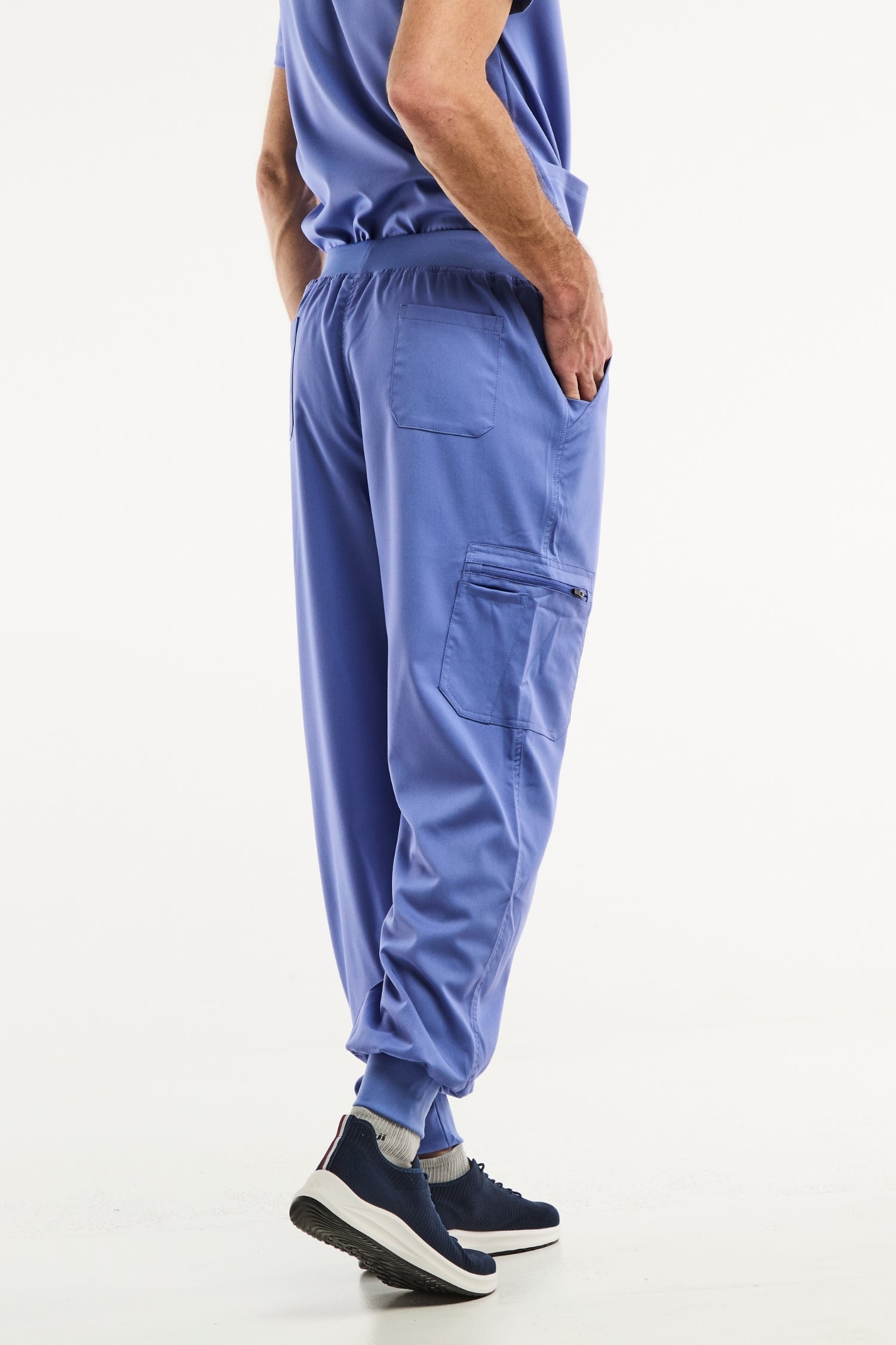 Pantalon médical jogger LUCA pour homme en bleu, confortable et moderne