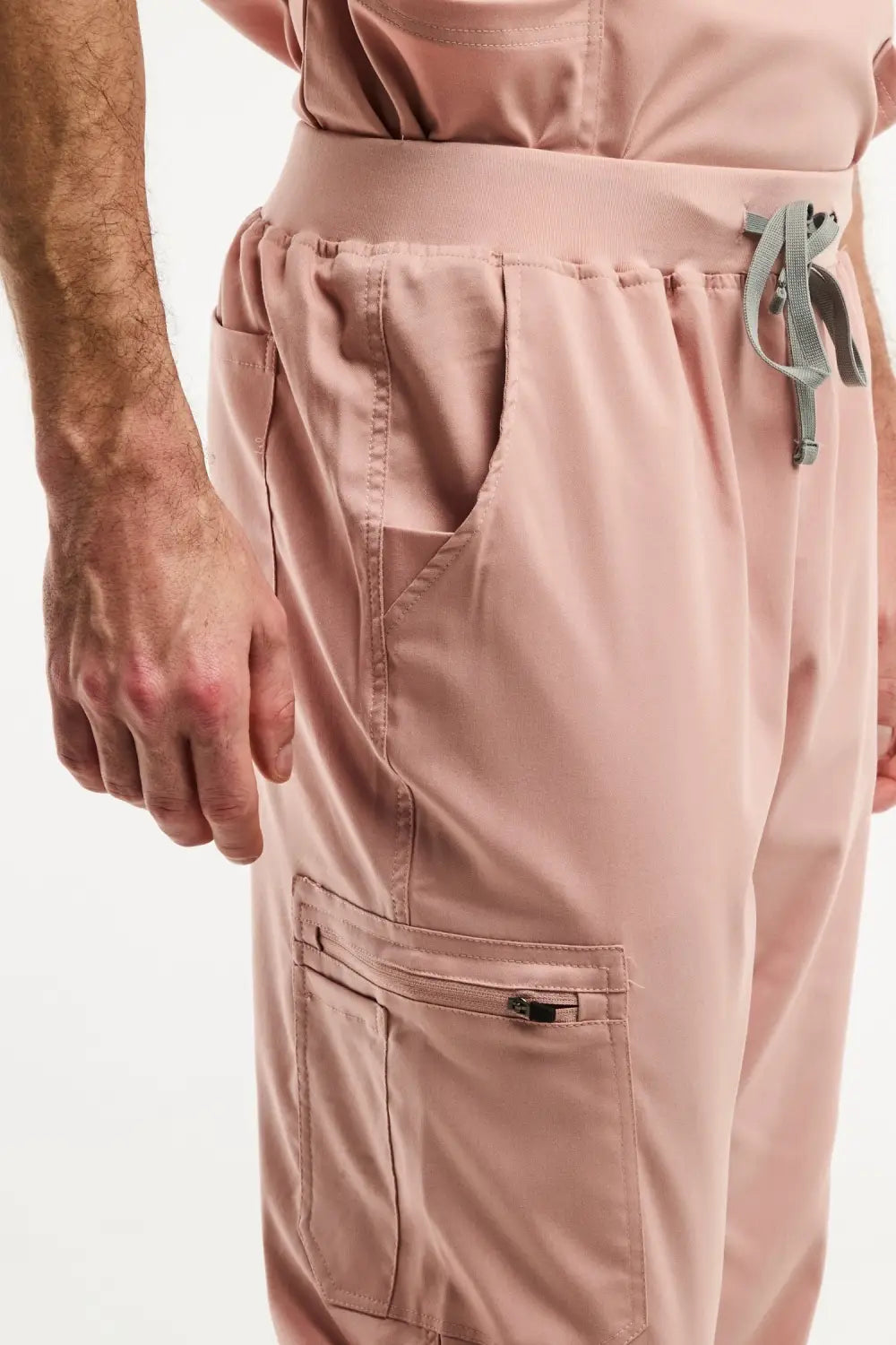 Pantalon médical jogger LUCA en rose clair pour hommes, idéal pour le confort au travail