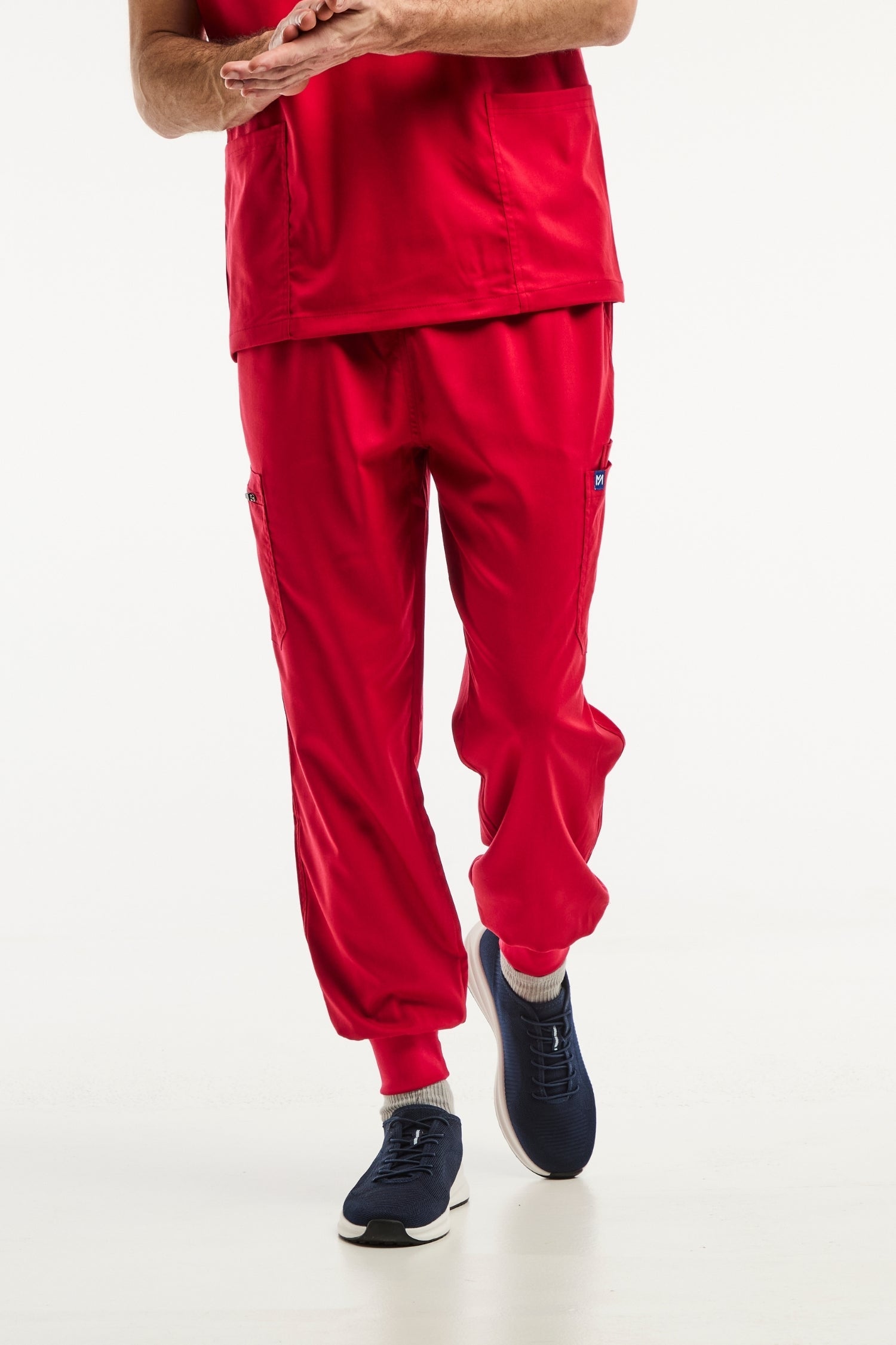 Pantalon médical jogger LUCA rouge avec poches latérales et ourlets élastiques