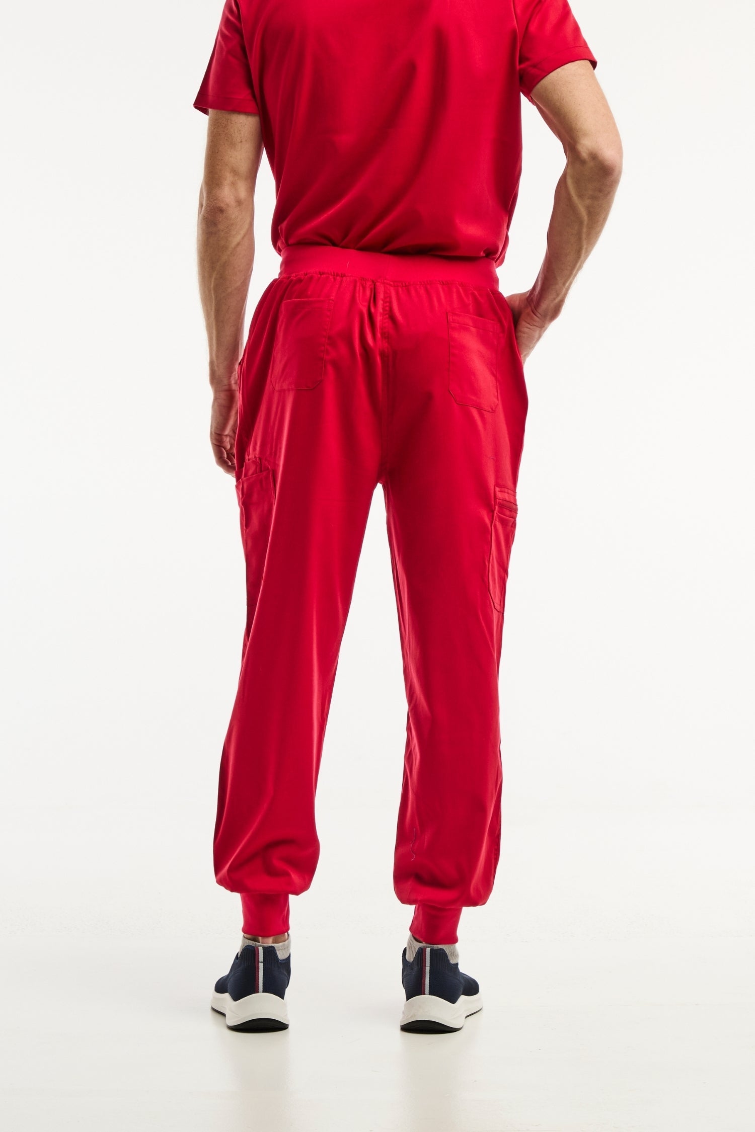 Pantalon médical jogger Luca rouge en satin avec poches latérales