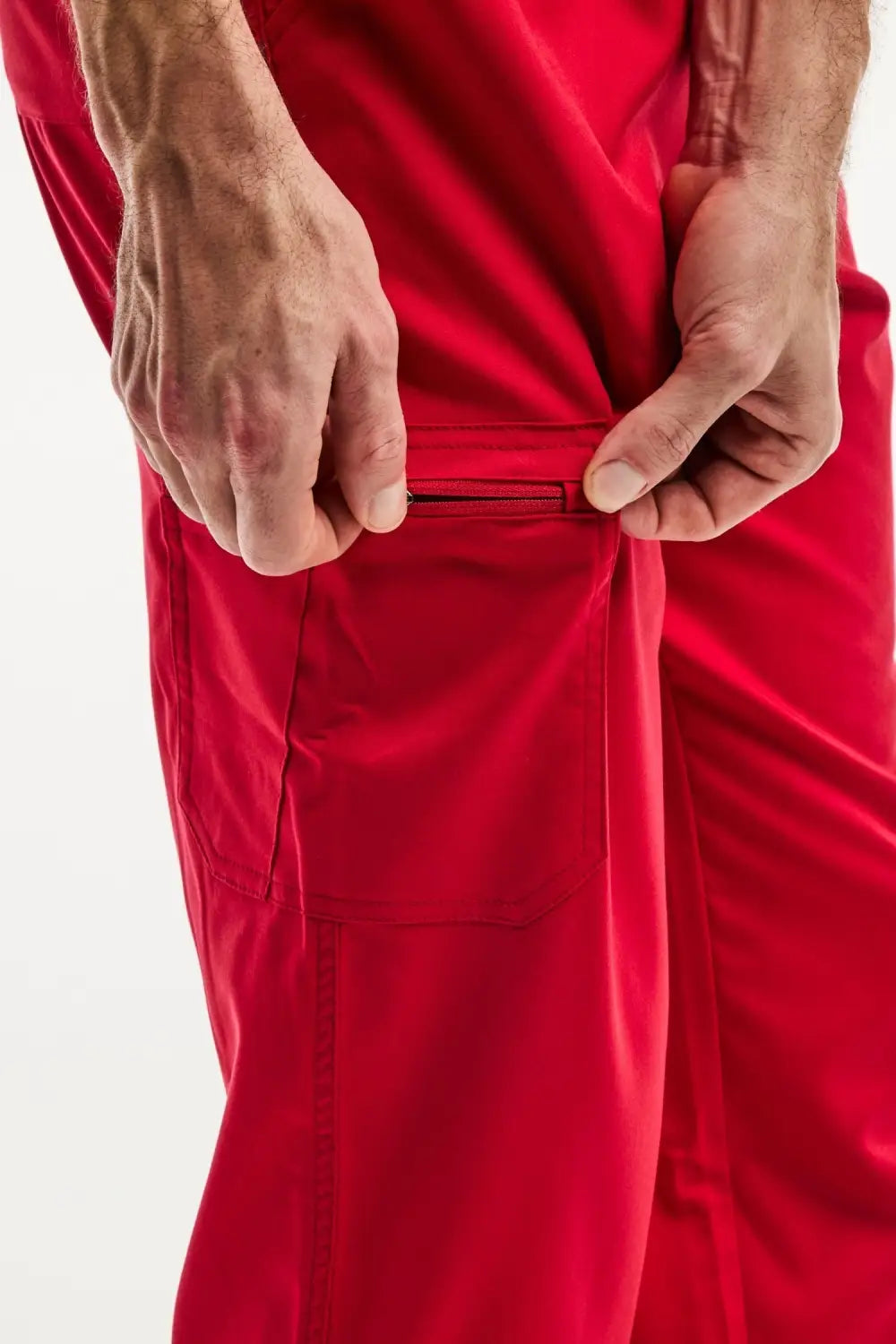 Pantalon médical jogger LUCA homme rouge avec tissu durable et poche latérale zippée