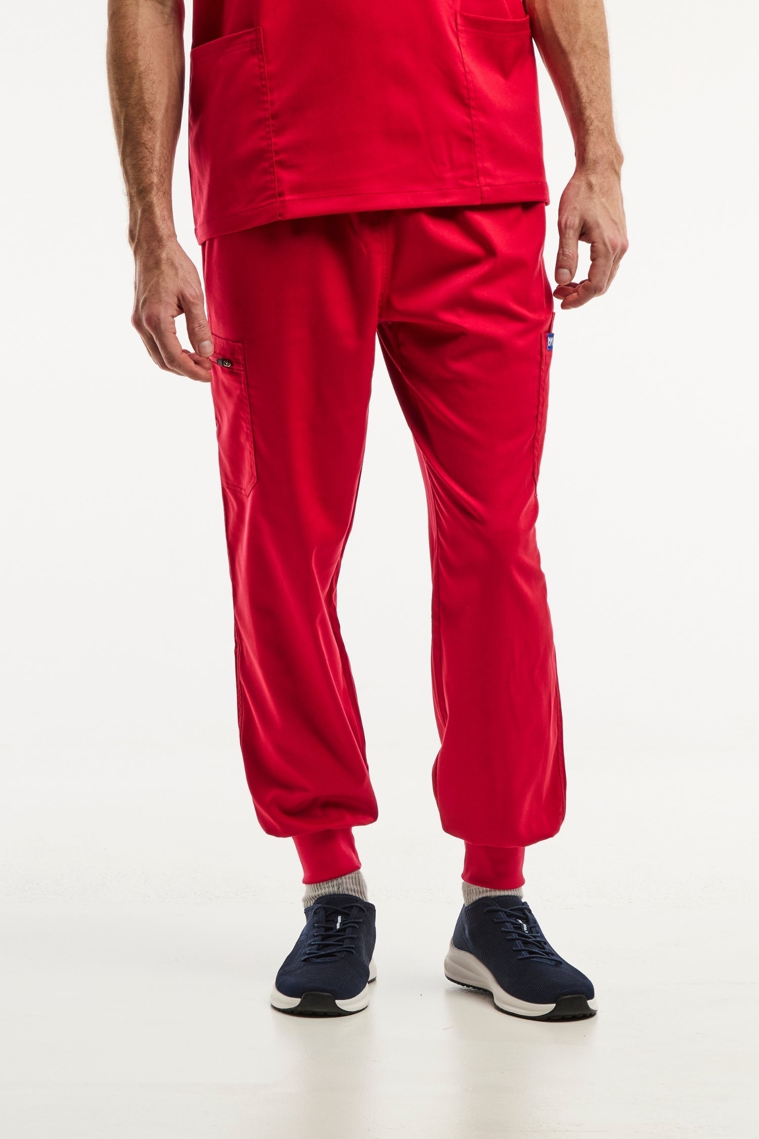 Pantalon médical jogger LUCA homme rouge avec poches latérales et ourlets élastiques
