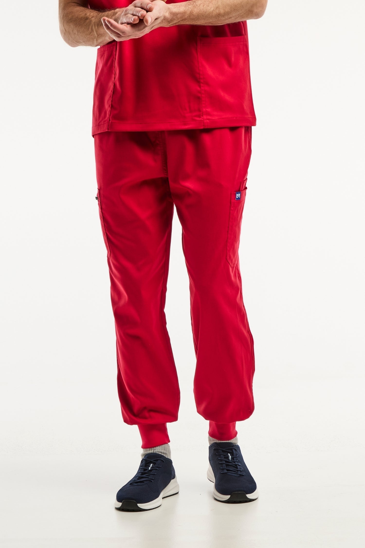 Pantalon médical jogger LUCA homme rouge avec logo bleu