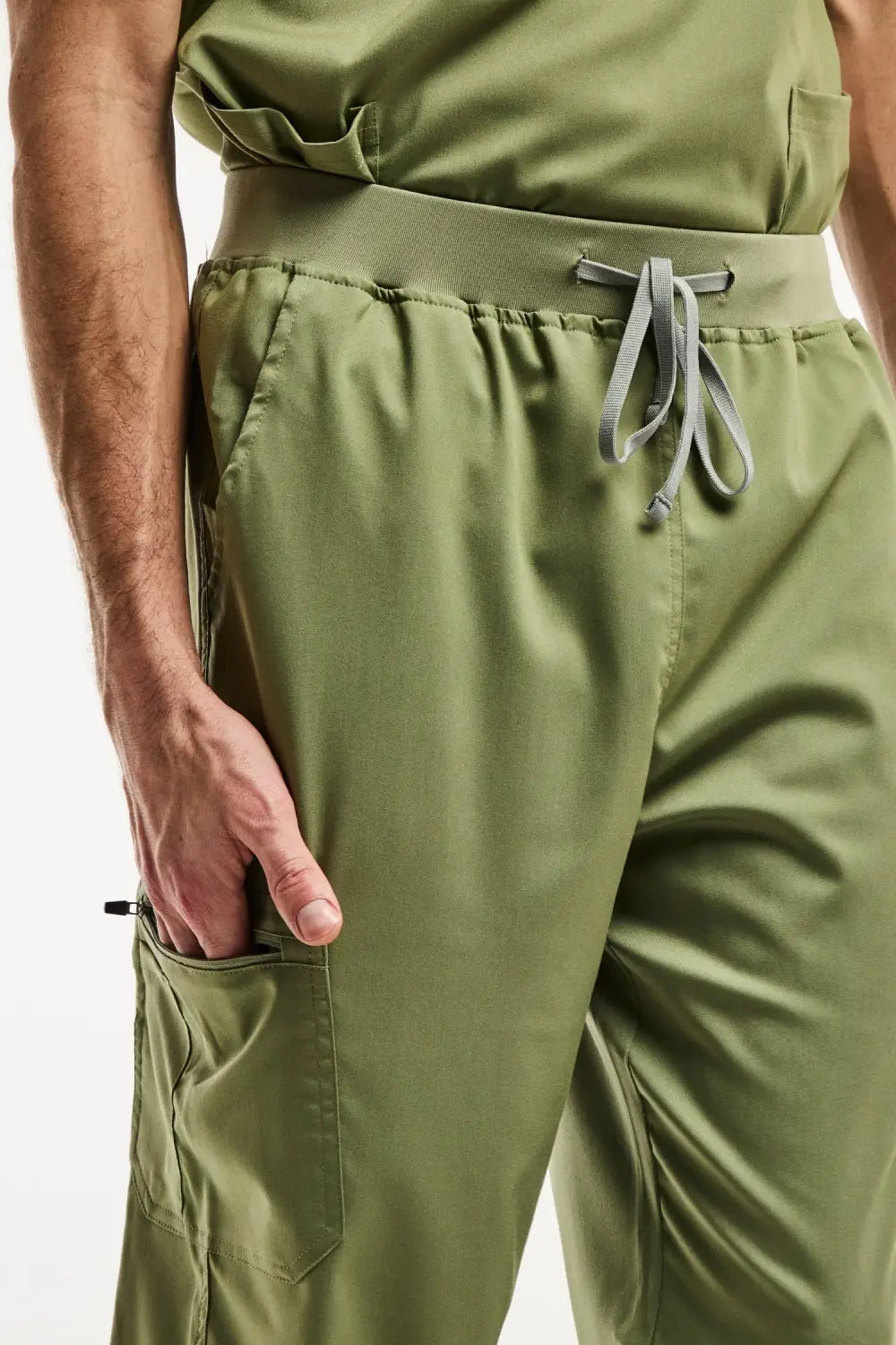 Pantalon médical jogger LUCA vert olive pour homme, idéal pour le confort au travail