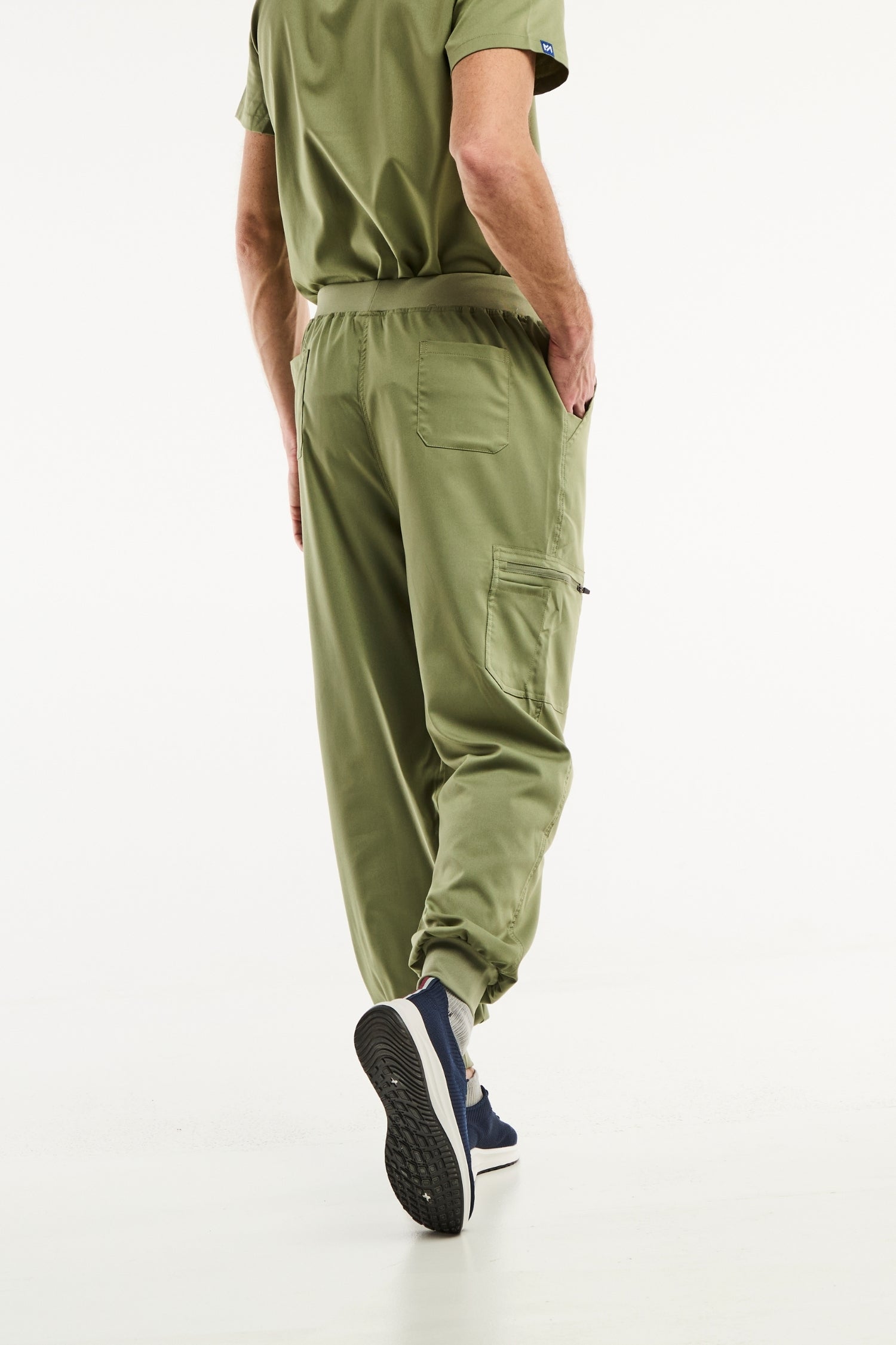 Pantalon médical jogger LUCA vert olive pour homme, confortable et tendance