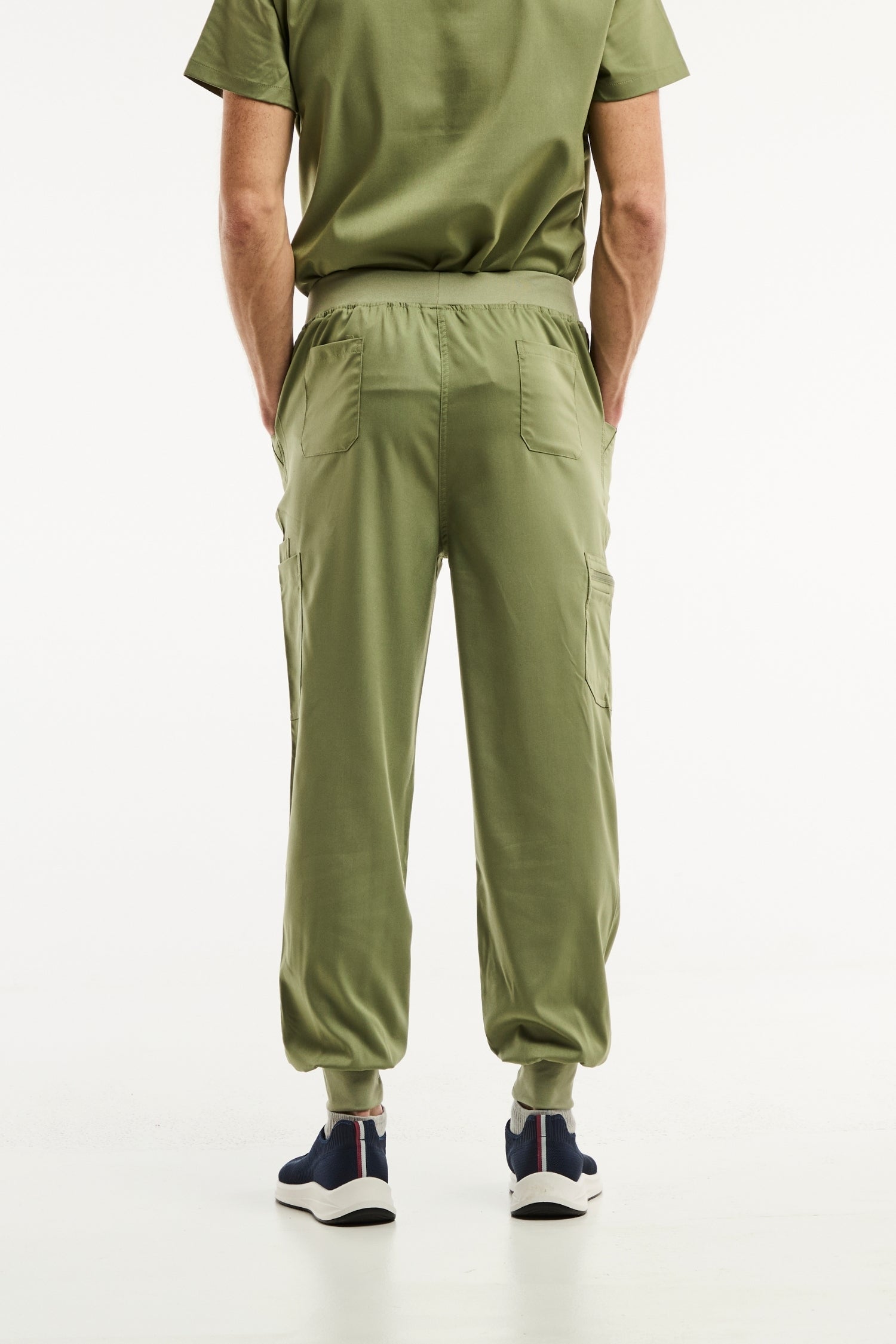 Pantalon médical jogger LUCA en vert olive pour hommes, confortable et stylé
