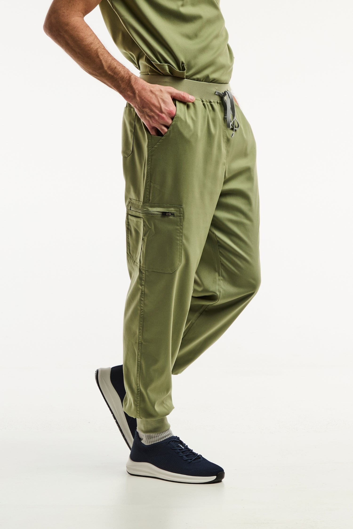 Pantalon médical jogger LUCA en vert olive pour homme, idéal pour le confort au travail