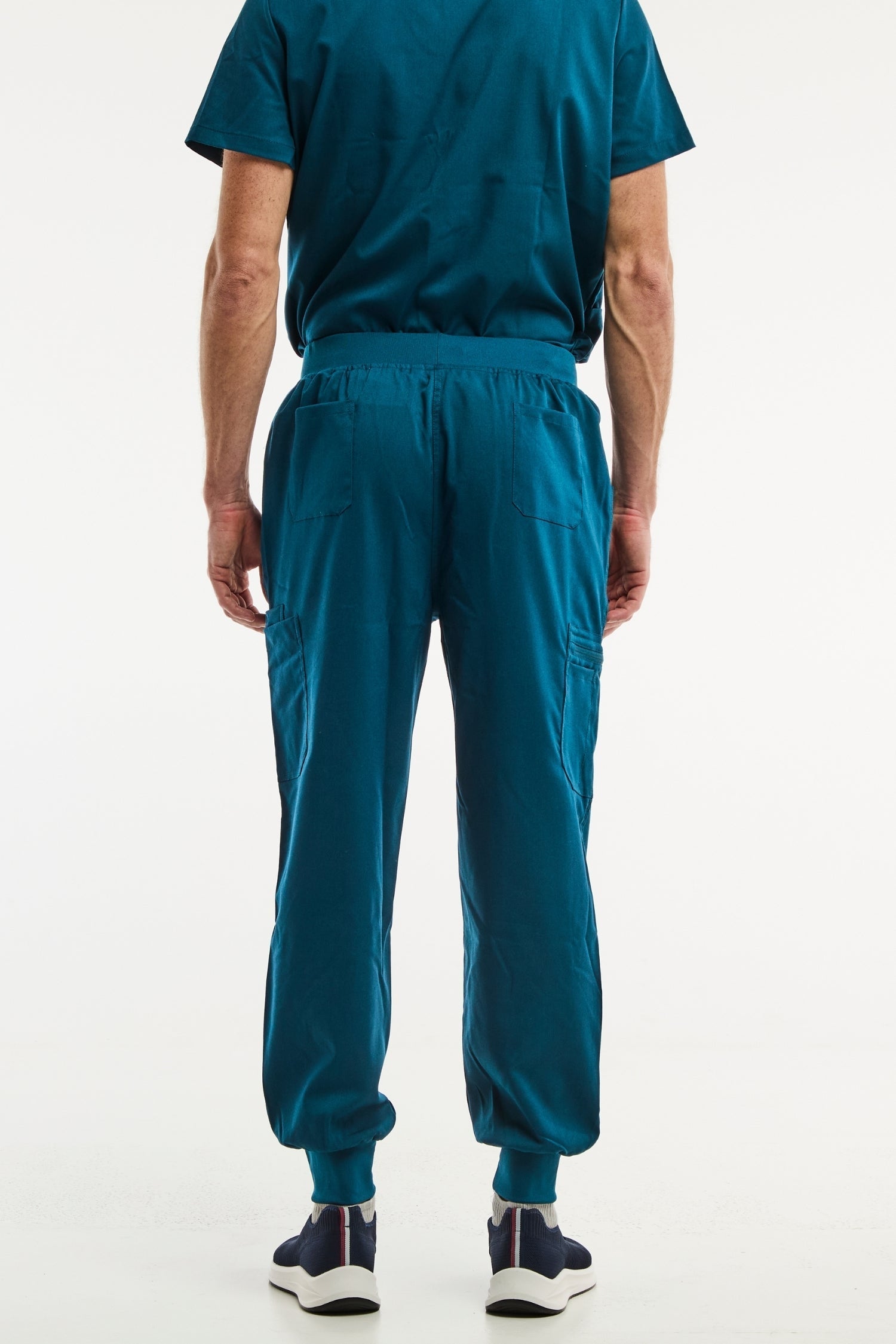 Pantalon médical jogger LUCA en turquoise pour homme, combiné avec haut assorti