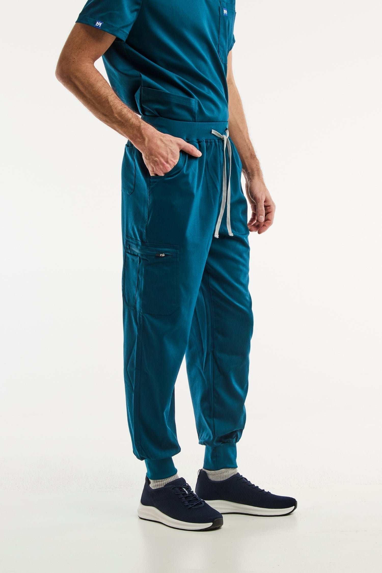 Pantalon médical jogger LUCA en vert turquoise pour homme, idéal pour le milieu médical