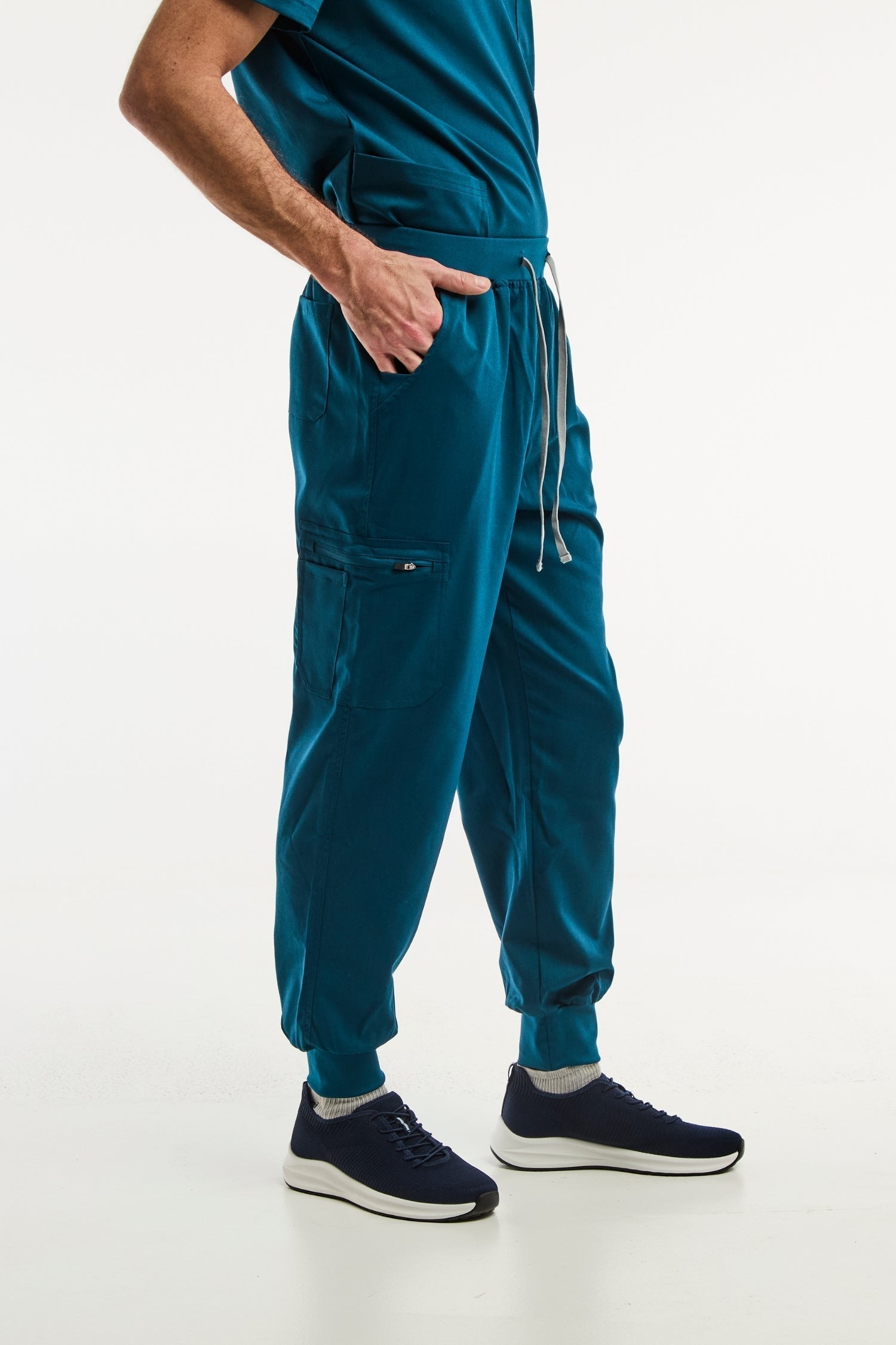 Pantalon médical jogger LUCA en vert turquoise pour homme, confort et style