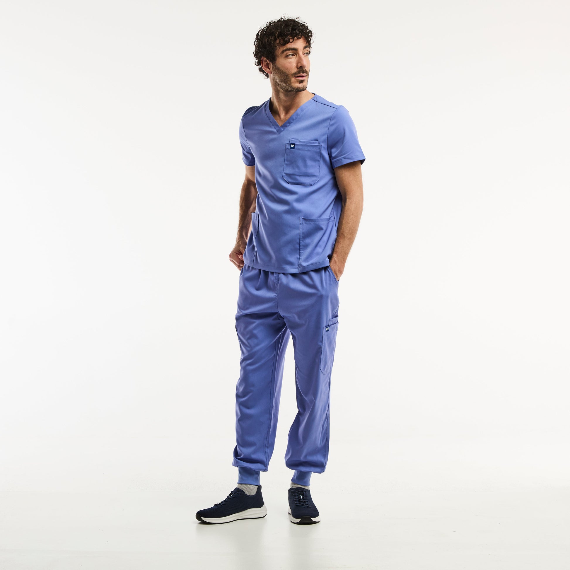 Homme en bleu scrubs portant un ensemble médical complet LUCA Jogger