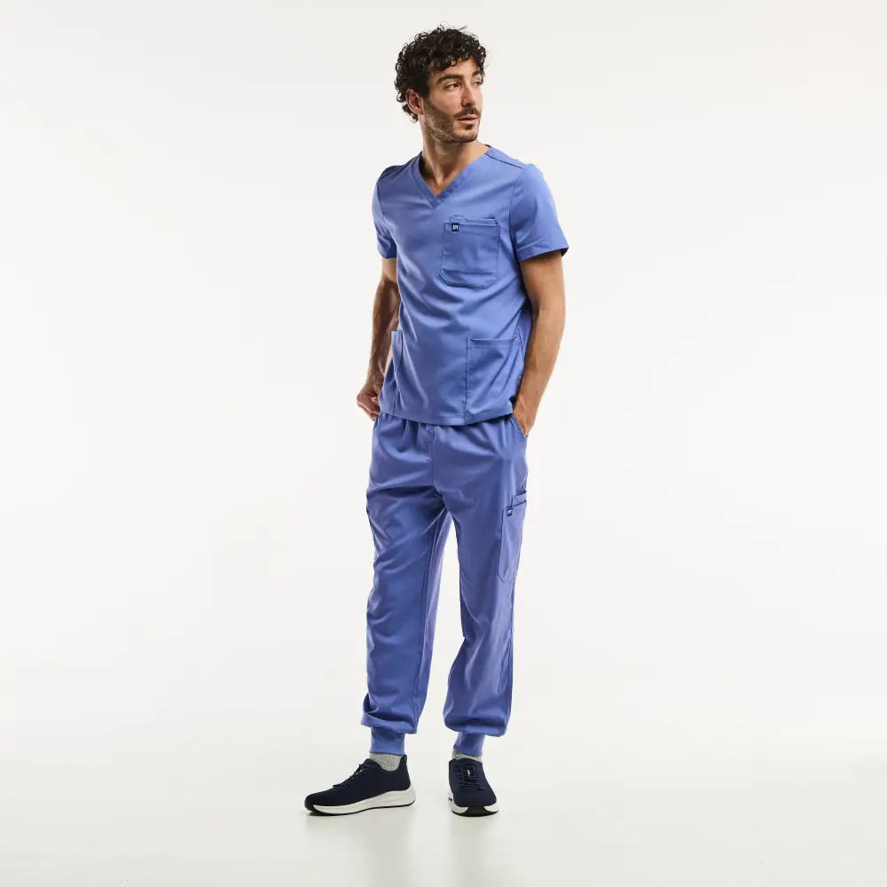 Homme en tenue médicale, portant des scrubs bleus avec le LUCA Jogger beige clair