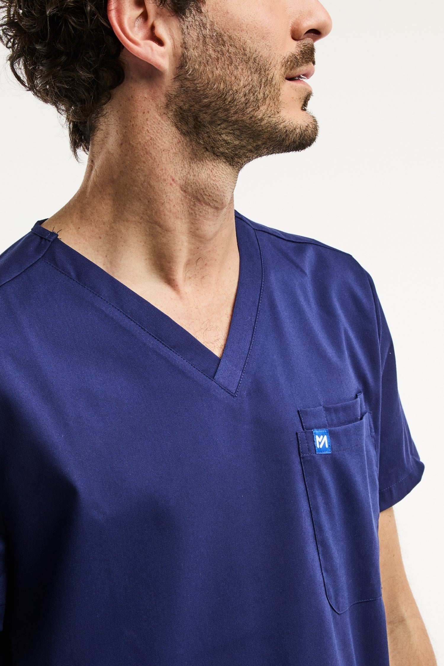 Tunique médicale col V en bleu marine, idéale pour homme, modèle LUCA