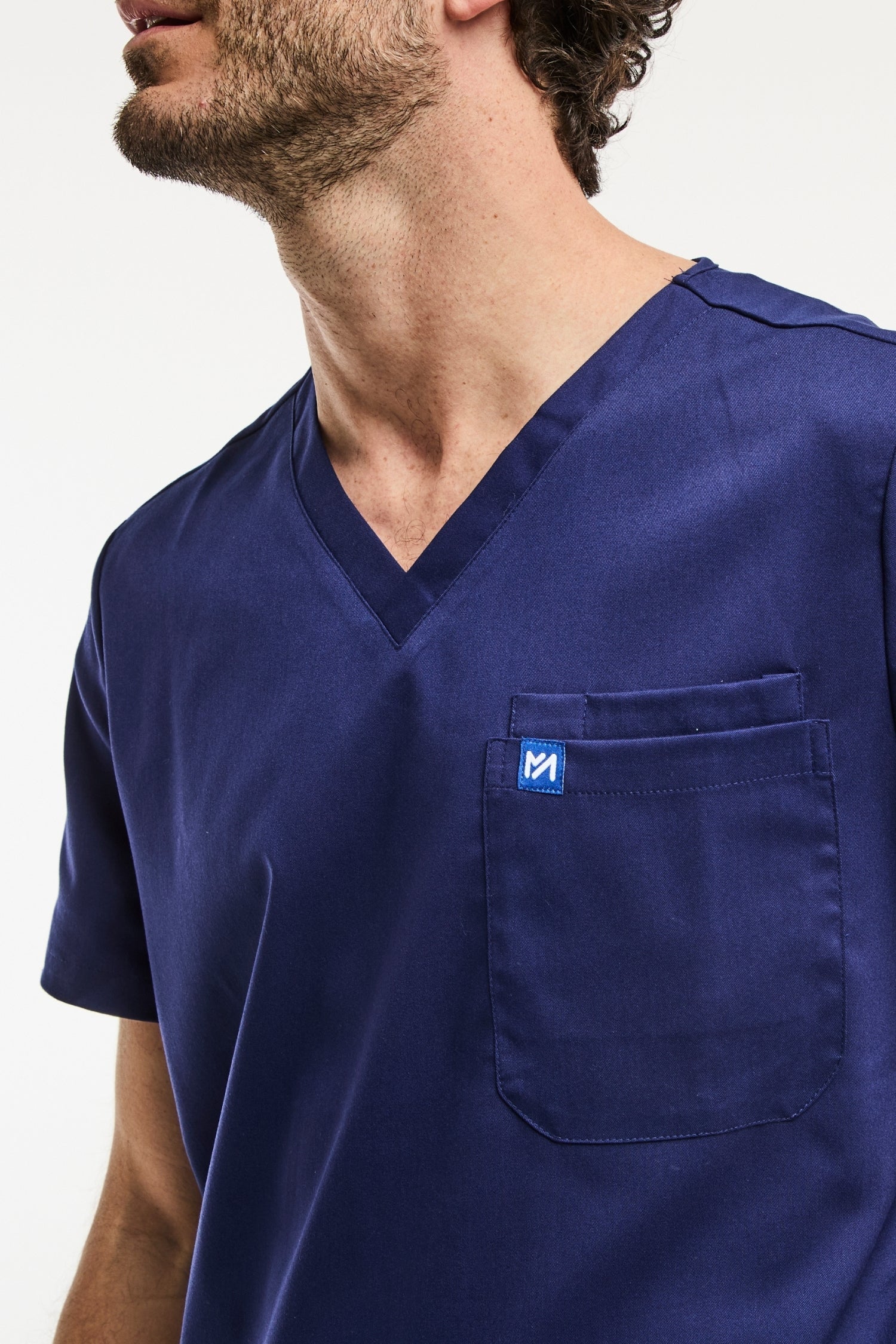 Tunique médicale col V en bleu marine pour homme, modèle LUCA