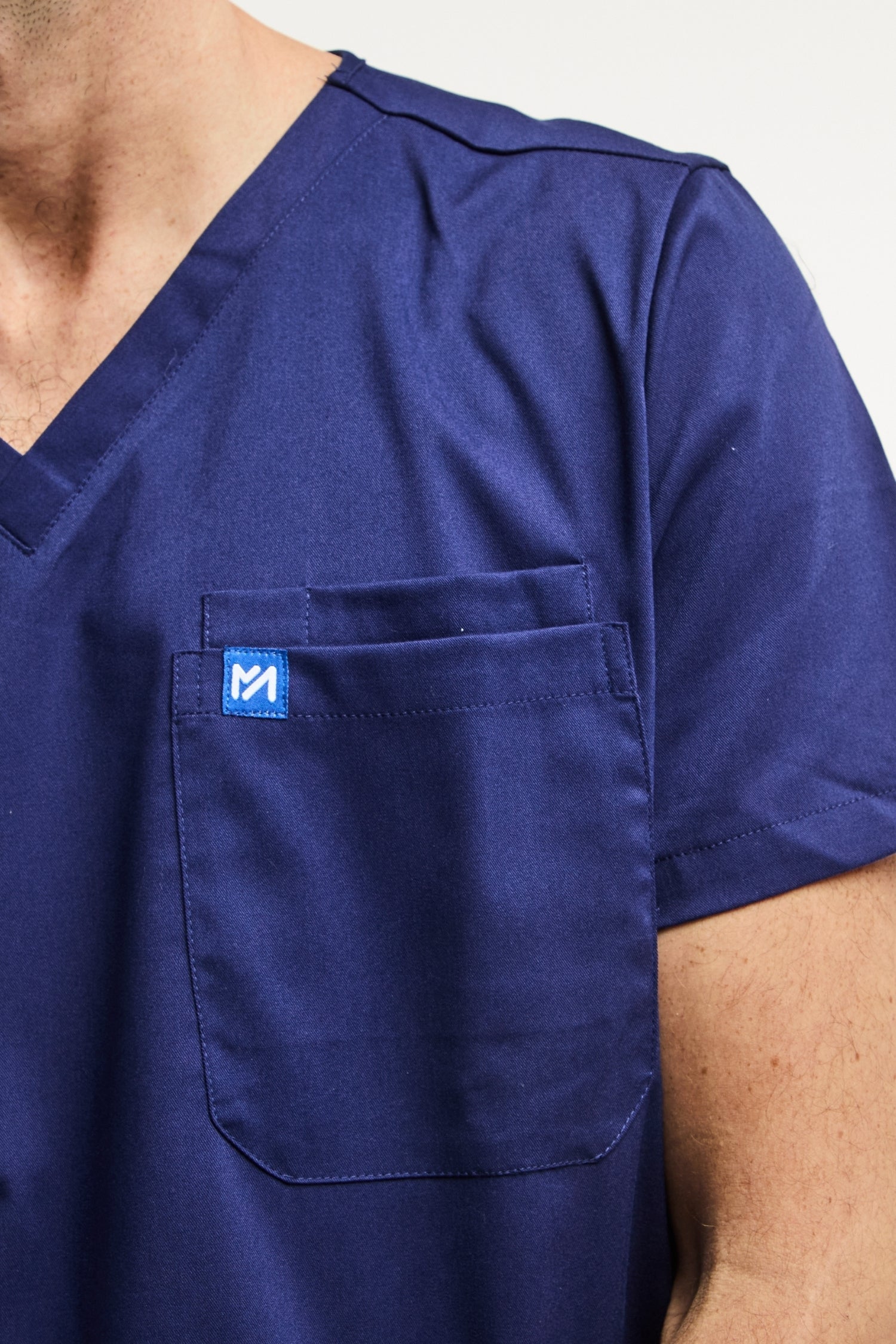Tunique médicale col Navy Bleu pour homme, modèle LUCA, élégant et confortable