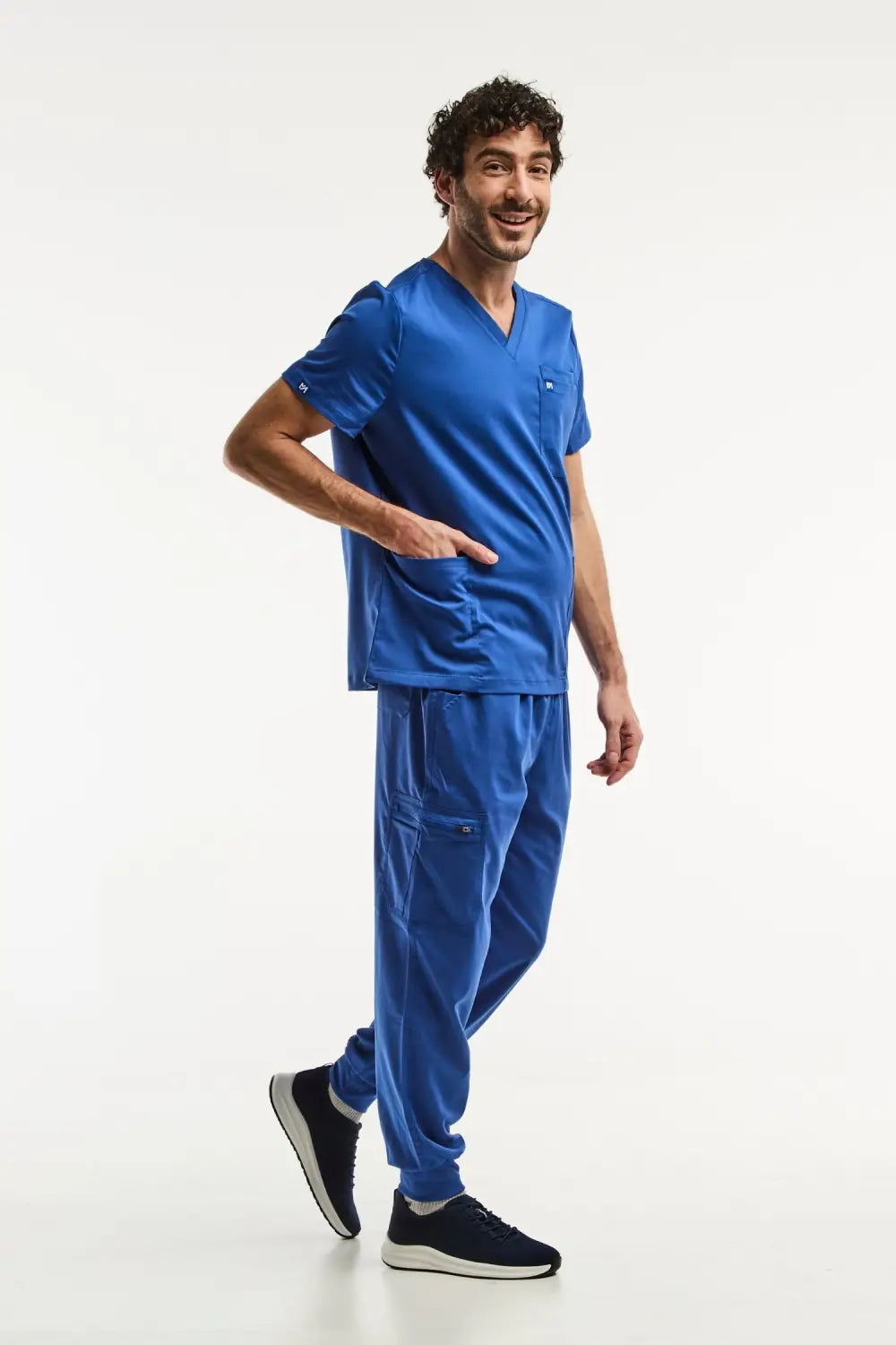 Photo d’un LUCA Jogger bleu roi, ensemble médical complet pour homme avec sneakers noires