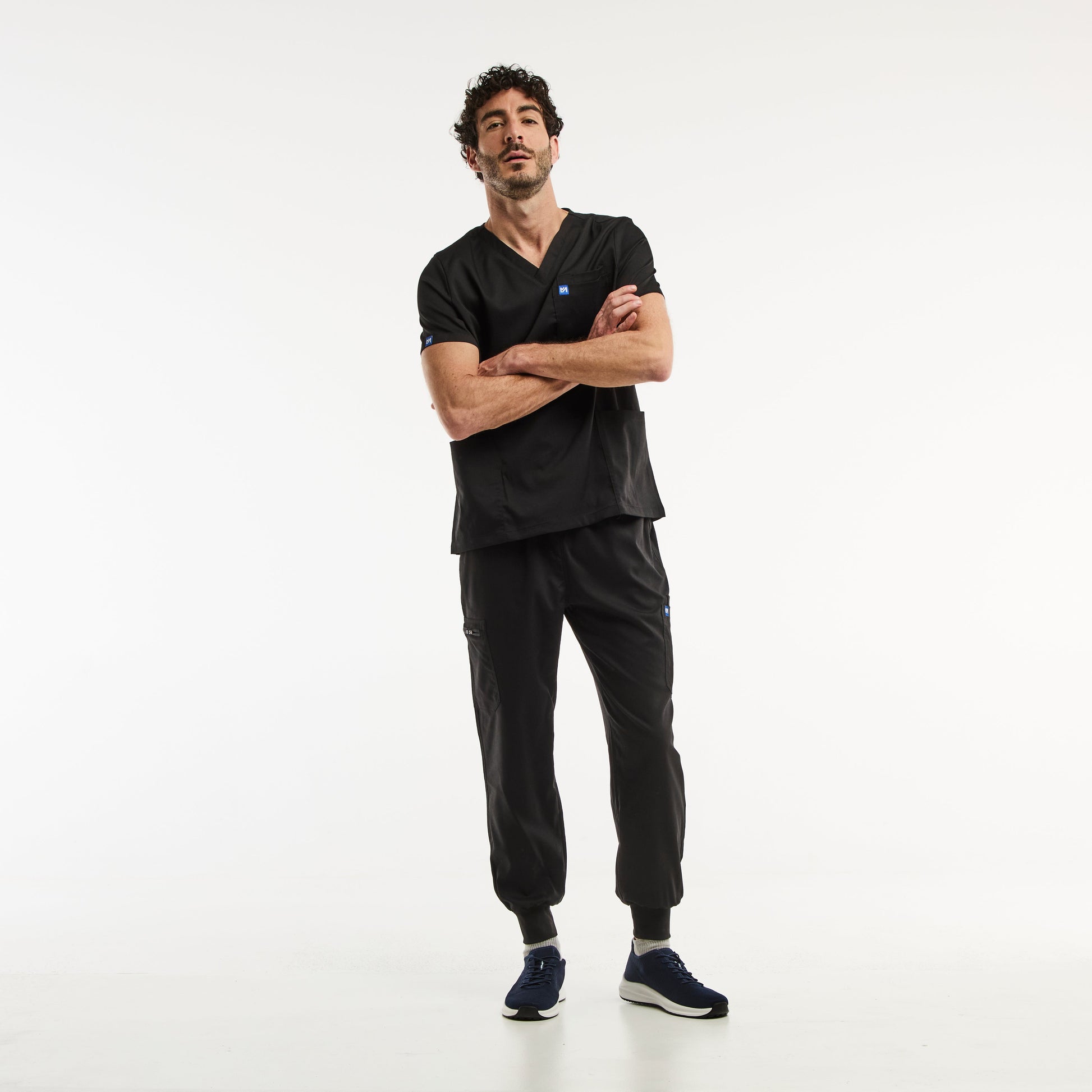 Homme en tenue médicale avec LUCA Jogger bleu marine, ensemble médical complet