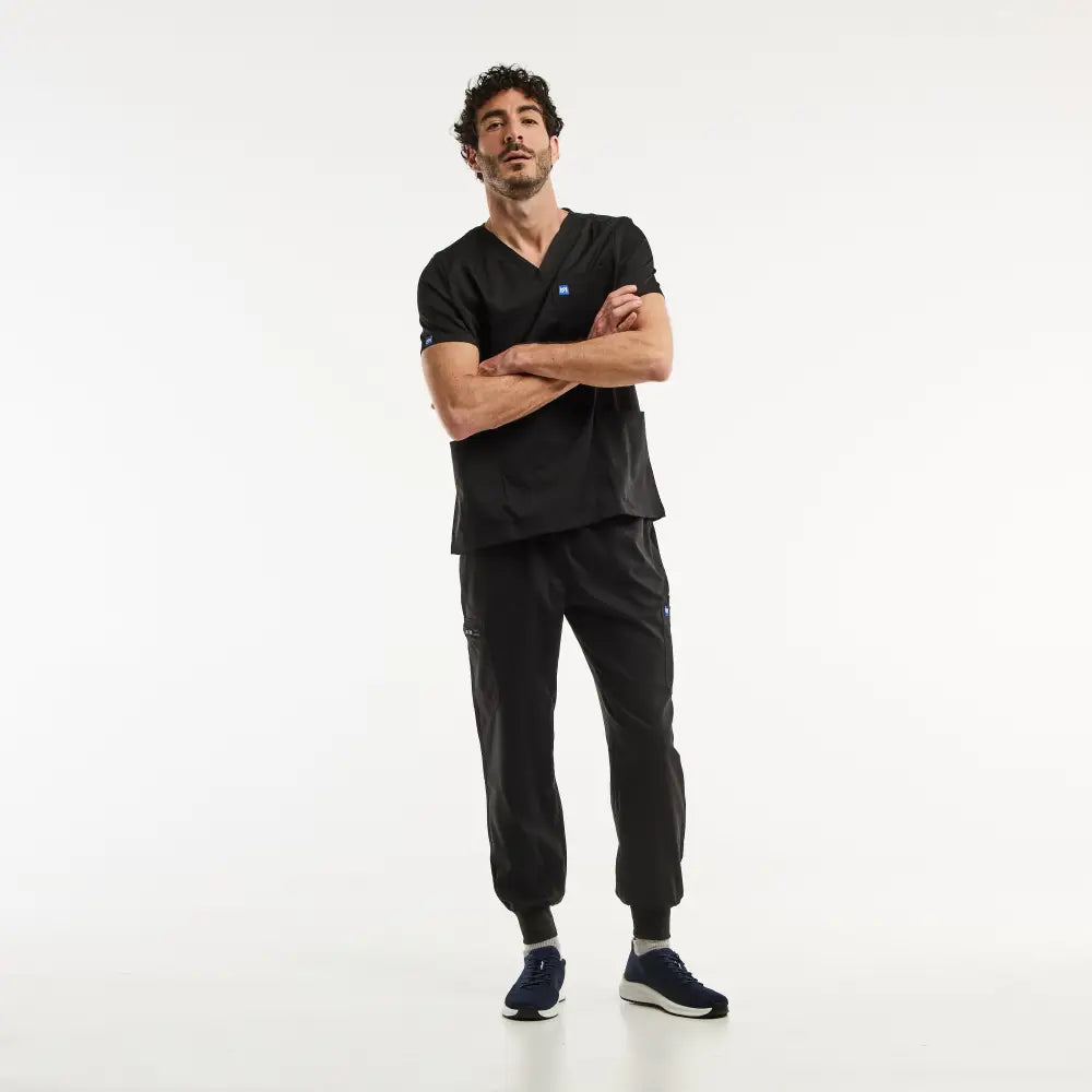 Homme en tenue médicale avec LUCA Jogger bleu marine, ensemble médical complet