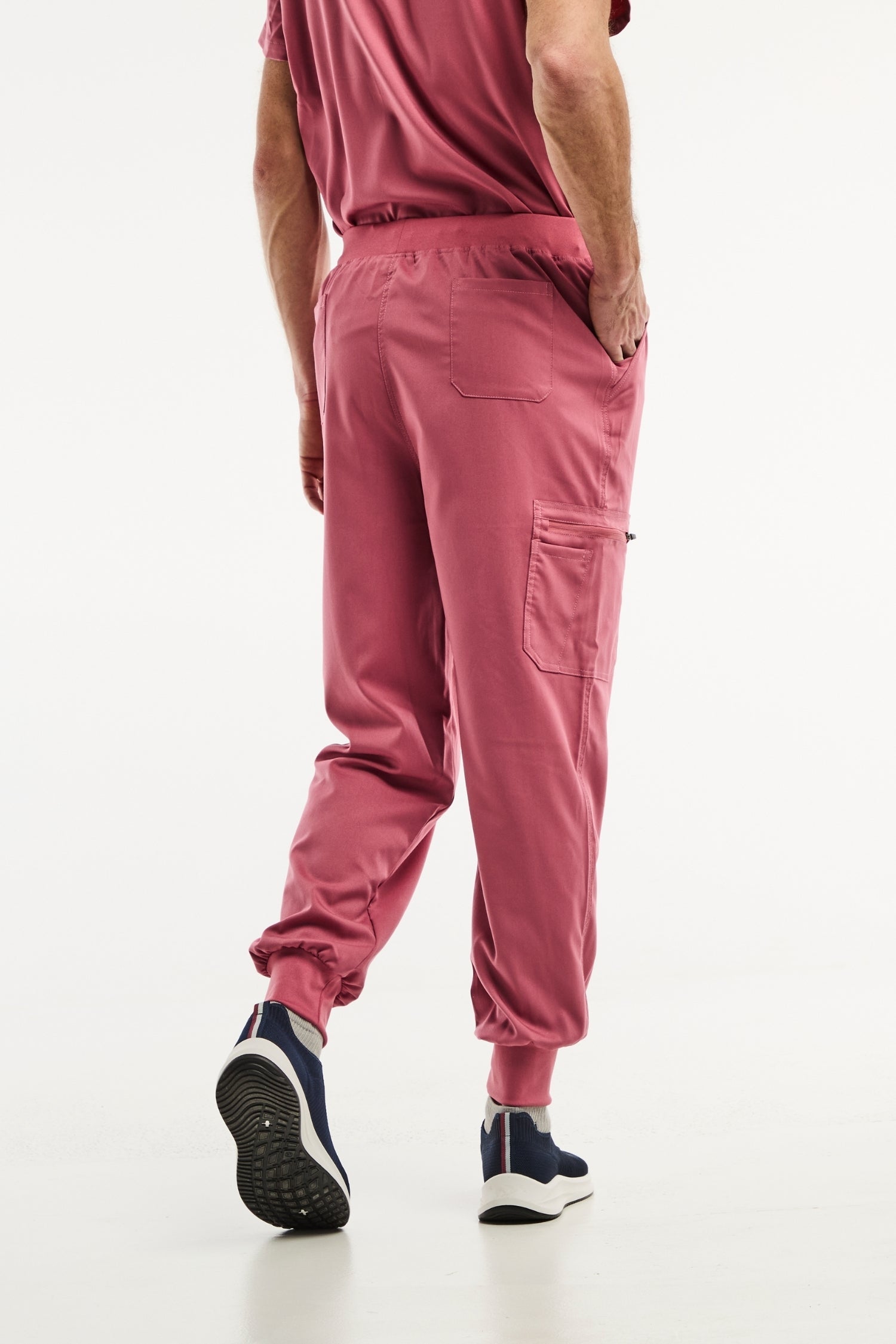Pantalon médical jogger LUCA pour homme en rose, idéal pour un confort optimal
