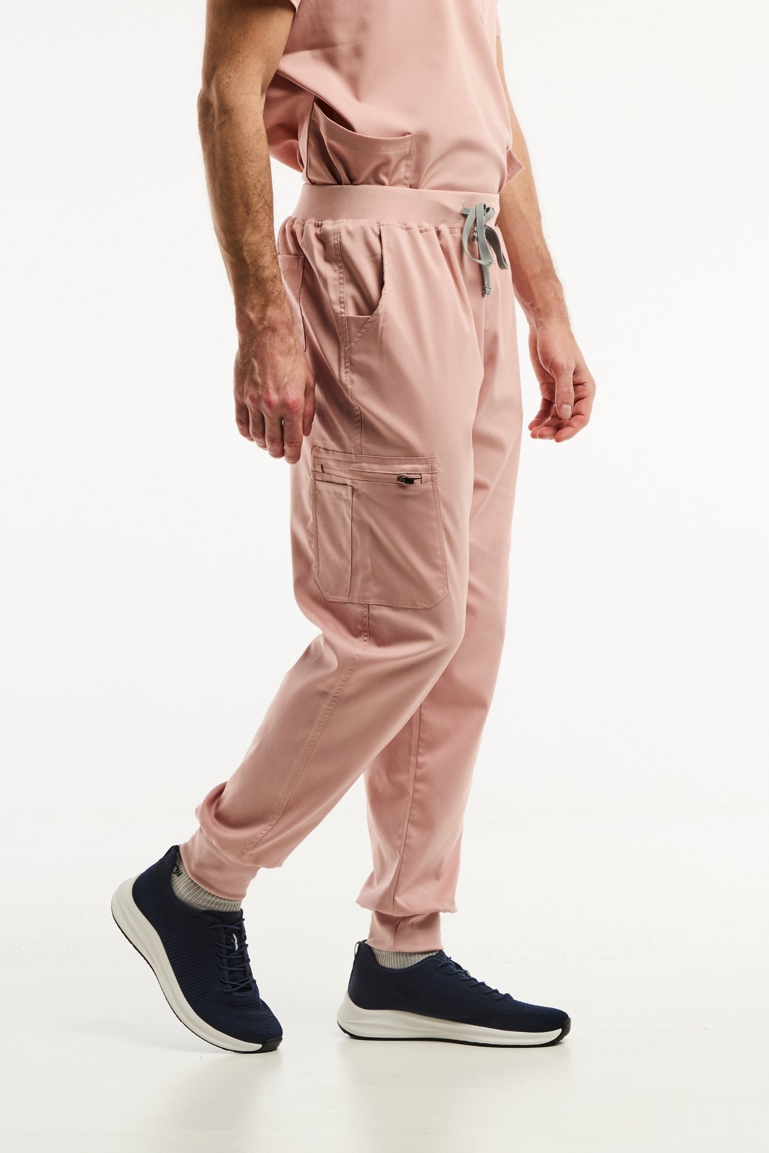 Pantalon médical jogger LUCA en rose clair pour homme, idéal pour le secteur médical