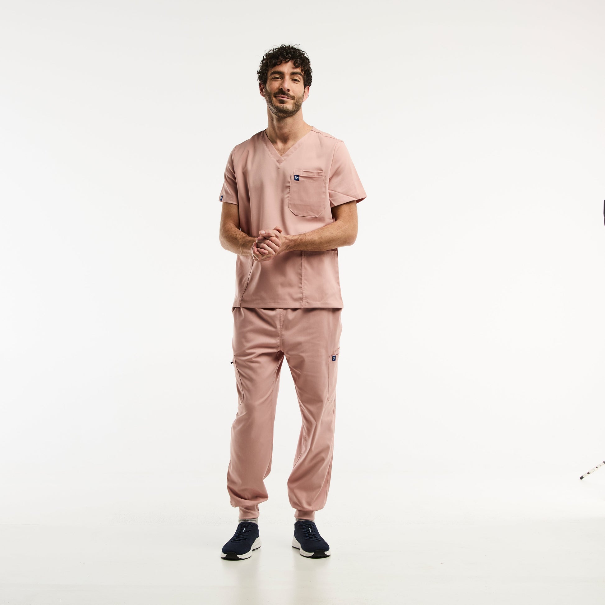 Homme en tenue médicale avec ensemble médical complet LUCA Jogger beige clair