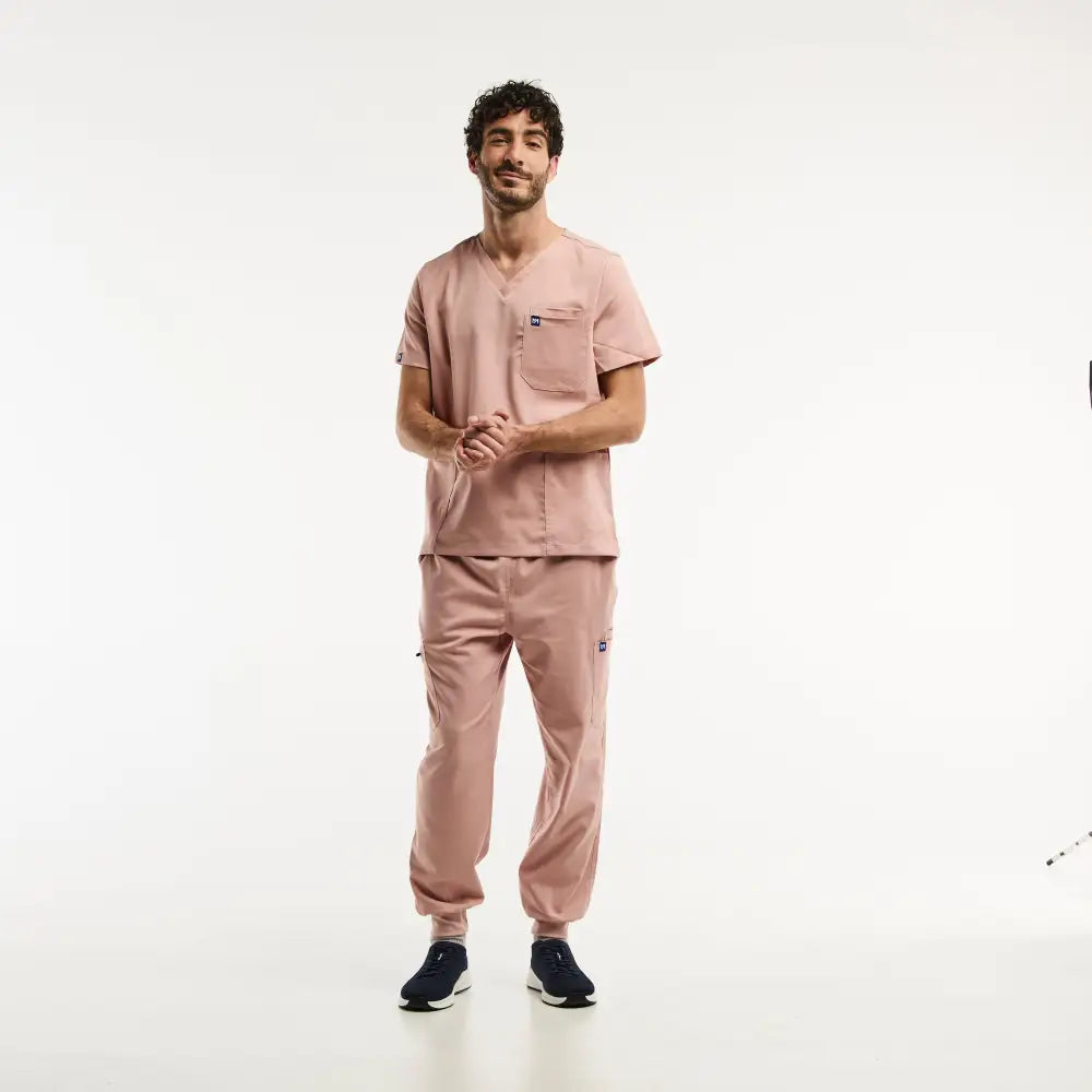 Homme en tenue médicale avec ensemble médical complet LUCA Jogger beige clair
