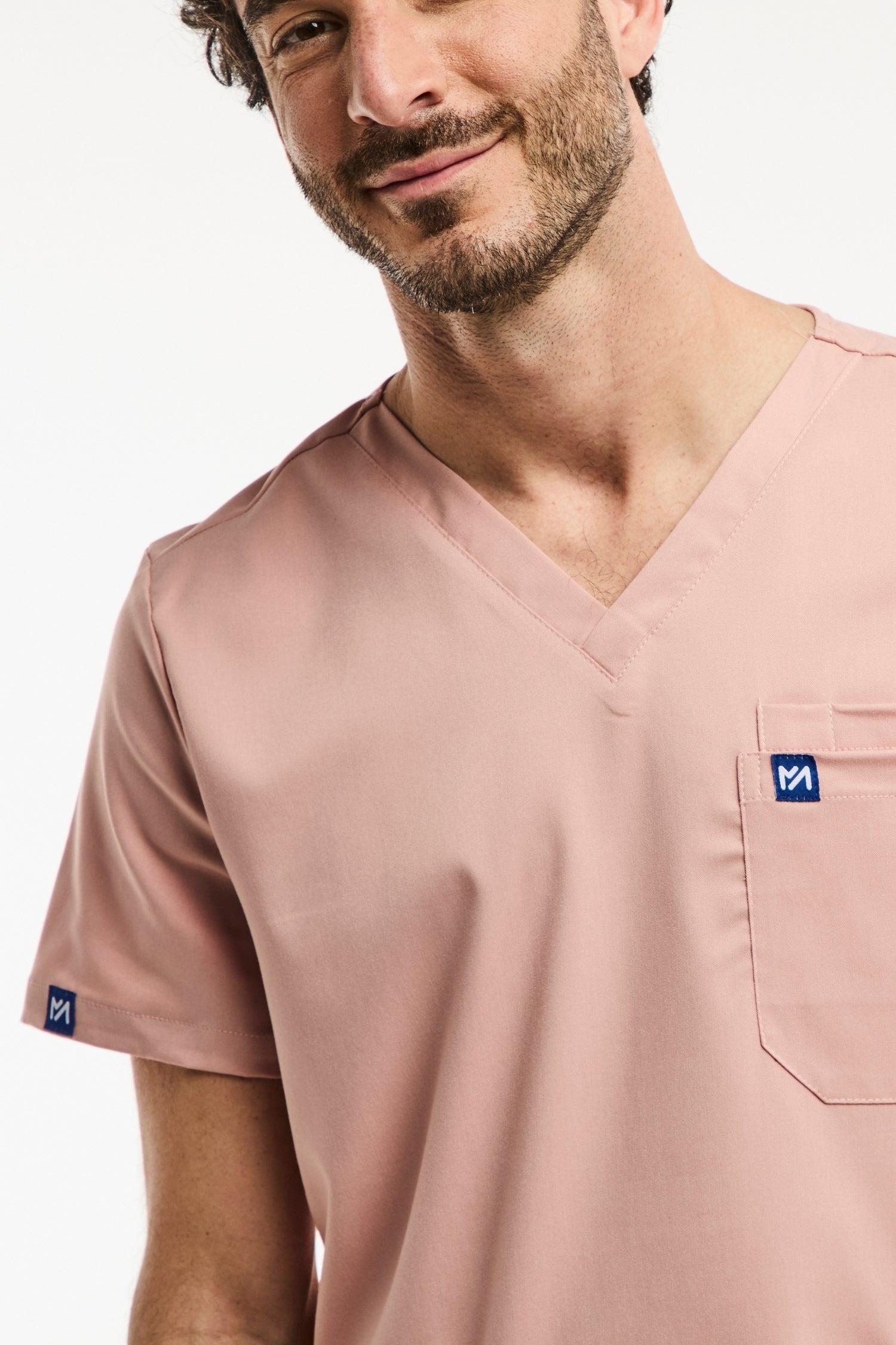 Tunique médicale col V en rose pour homme, modèle LUCA, élégante et confortable