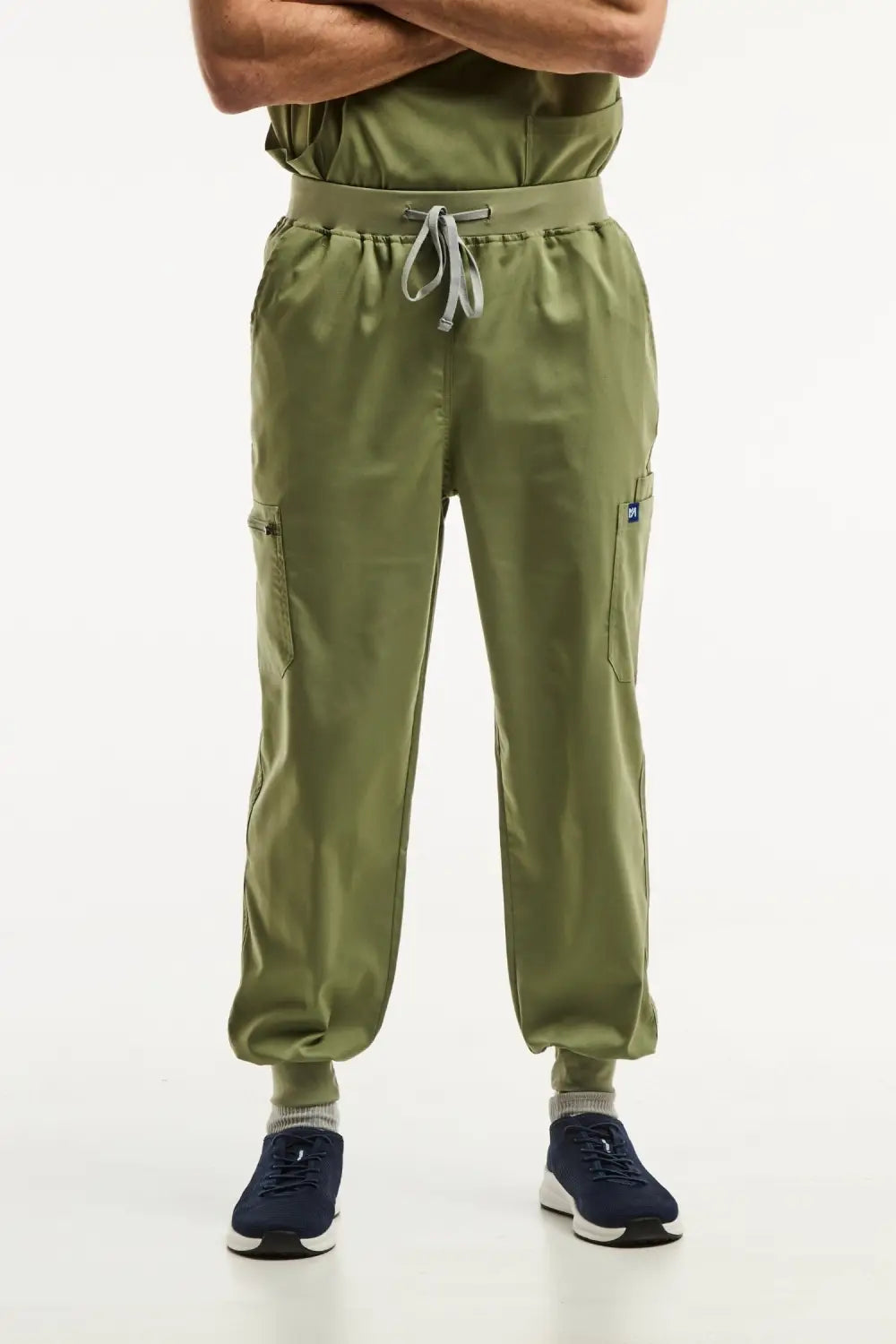 Pantalon médical jogger LUCA olive vert en tissu confortable et pratique pour hommes