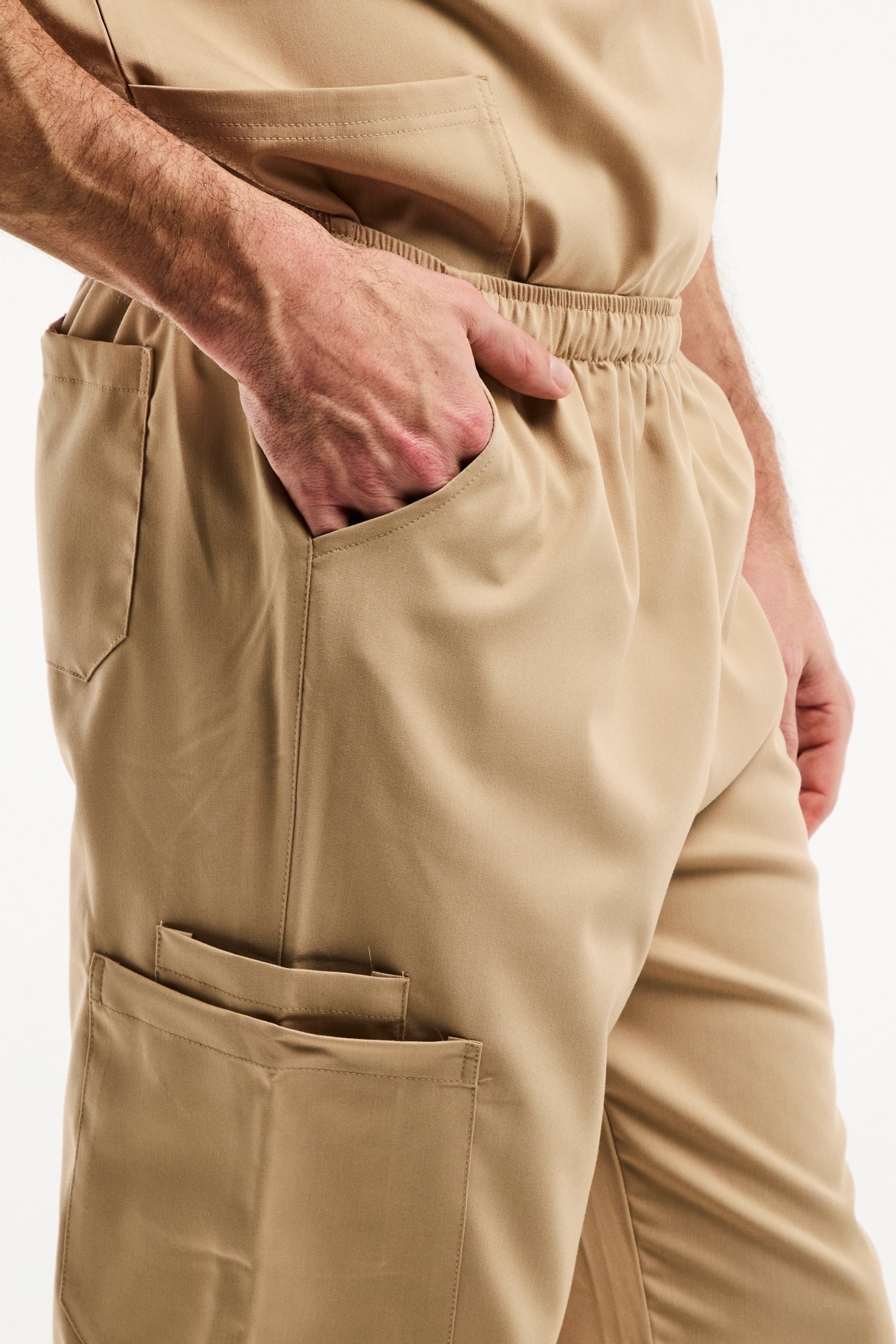 Pantalon médical LUCA beige clair avec poches, facile à entretenir pour hommes