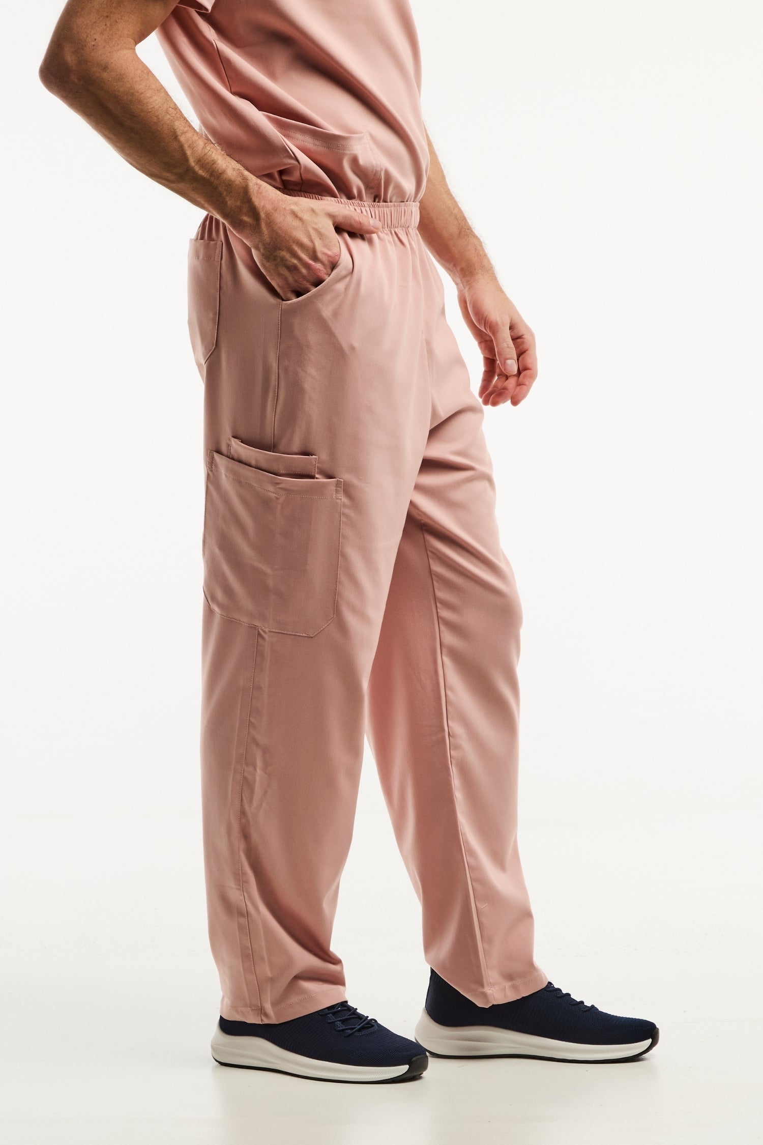 Pantalon médical LUCA en rose clair, facile à entretenir pour les professionnels de la santé