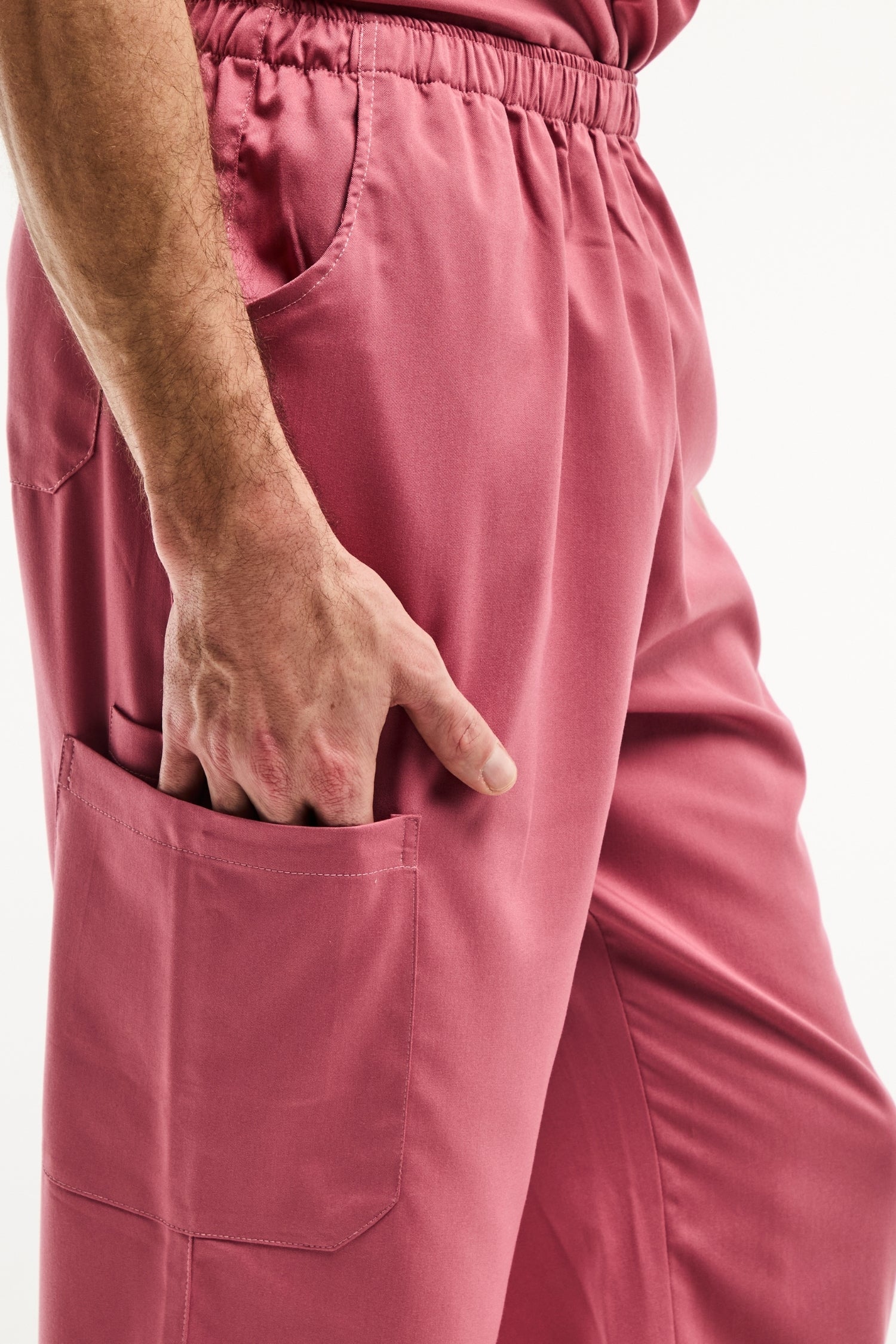 Pantalon médical rose LUCA, facile à entretenir, avec main dans la poche