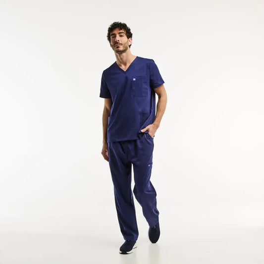 Ensemble médical LUCA en bleu marine avec tunique col répondant aux exigences professionnelles