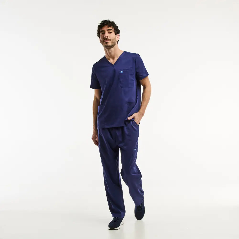 Ensemble médical LUCA en bleu marine avec tunique col, répondant aux exigences professionnelles